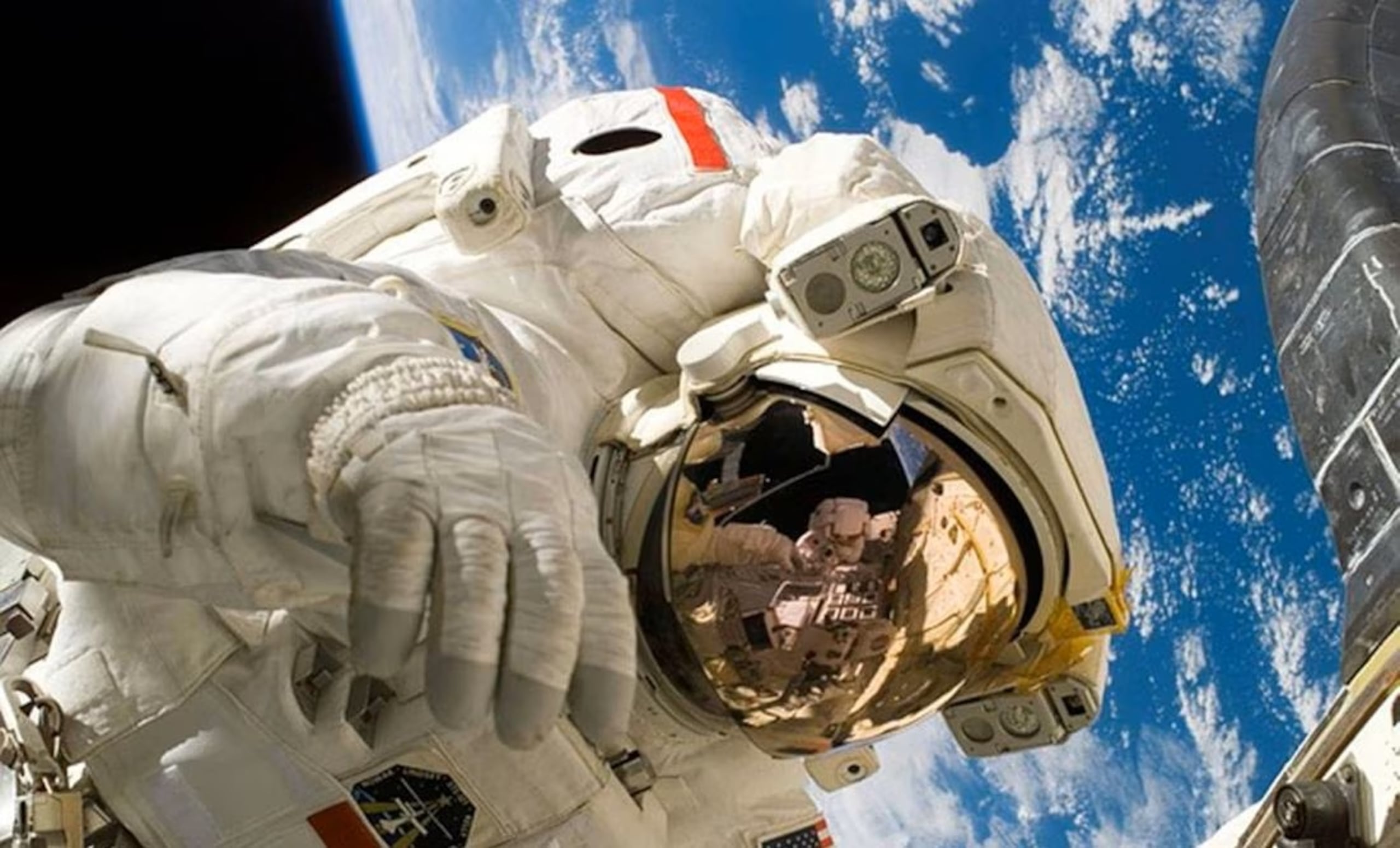 Usar un inodoro espacial exige entrenamiento: los astronautas practican la colocación en modelos en Tierra antes del vuelo