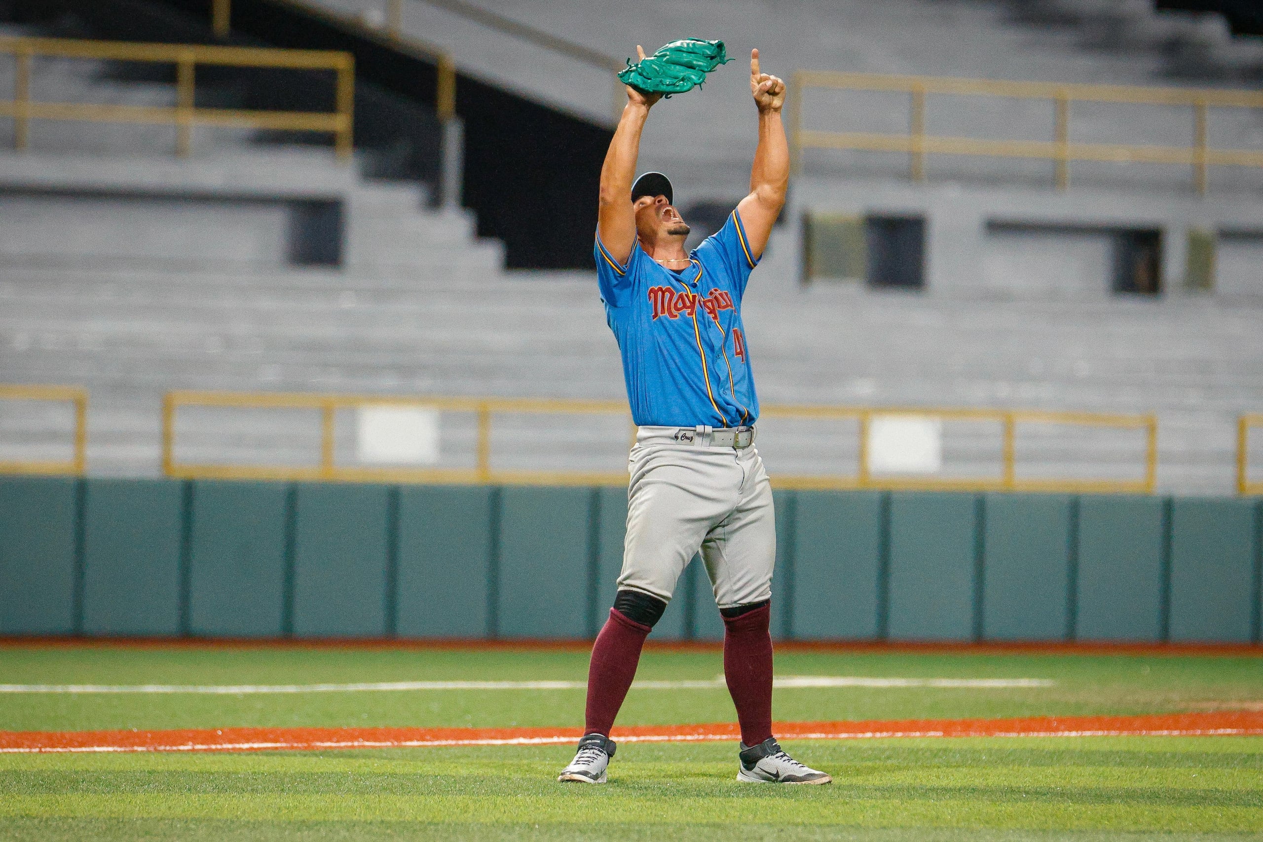 El abridor Luis Leroy Cruz celebra durante el tercer partido de la final de la LBPRC entre los Indios y los Senadores en el Estadio Hiram Bithorn.