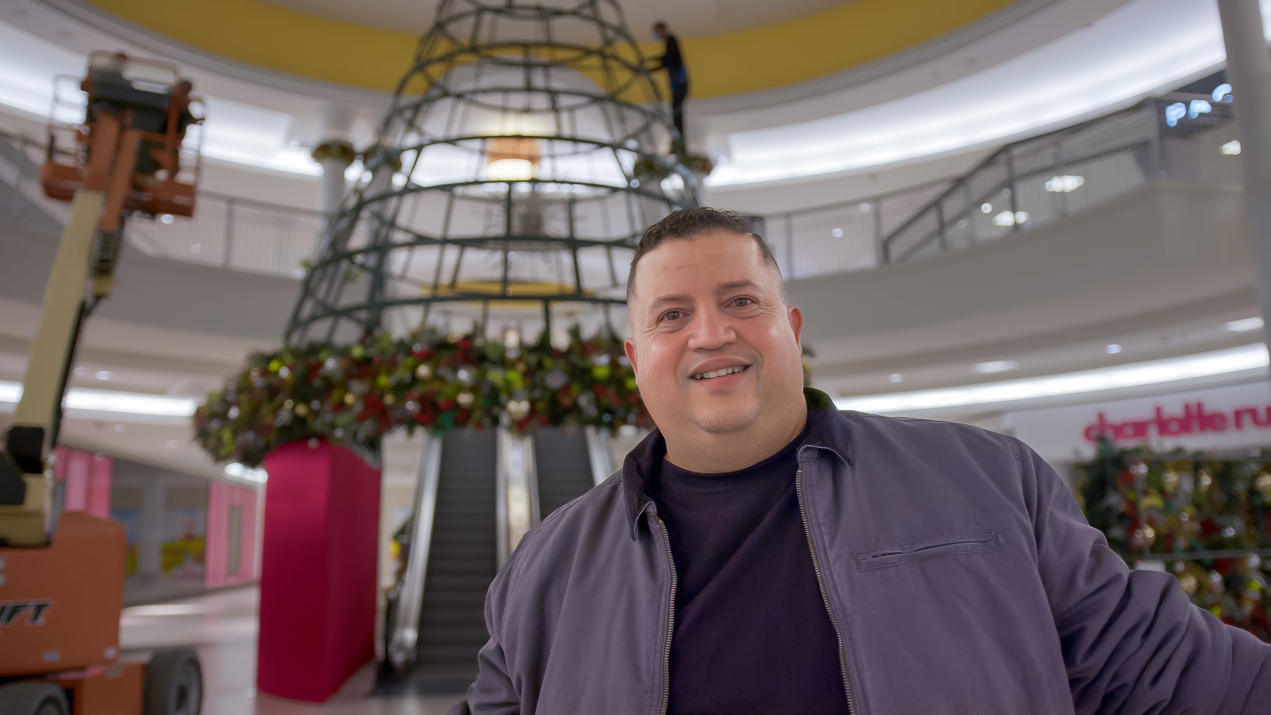 La pieza principal de la decoración, ubicada en el Atrio Central, es el impresionante árbol de 40 pies de alto que fue creado con más de 250,000 luces LED y 350,000 ornamentos.