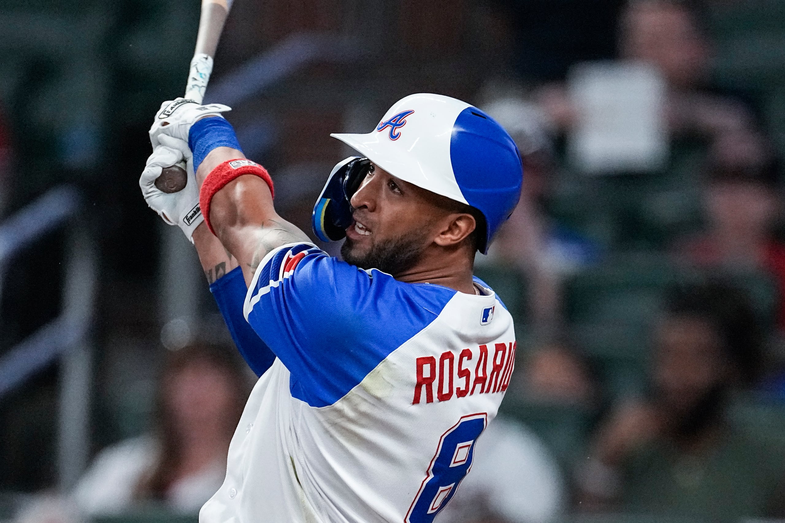 El puertorriqueño Eddie Rosario, de los Bravos de Atlanta, conecta un jonrón de dos carreras ante los Giants de San Francisco.