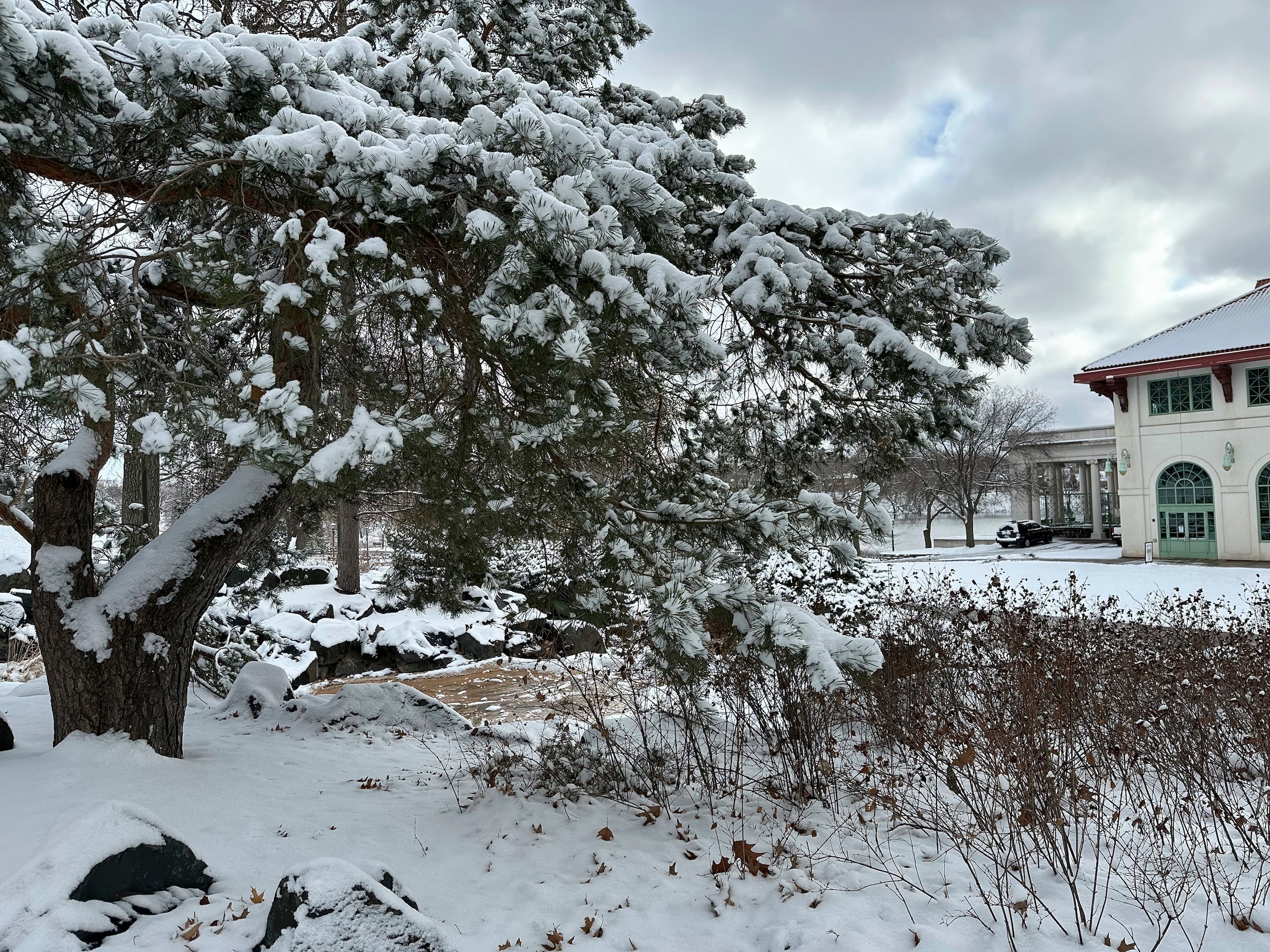 En Maine, el Servicio Meteorológico Nacional advirtió de riesgos en los desplazamientos debido a una creciente capa de hielo sobre la nieve y el granizo ya caídos.