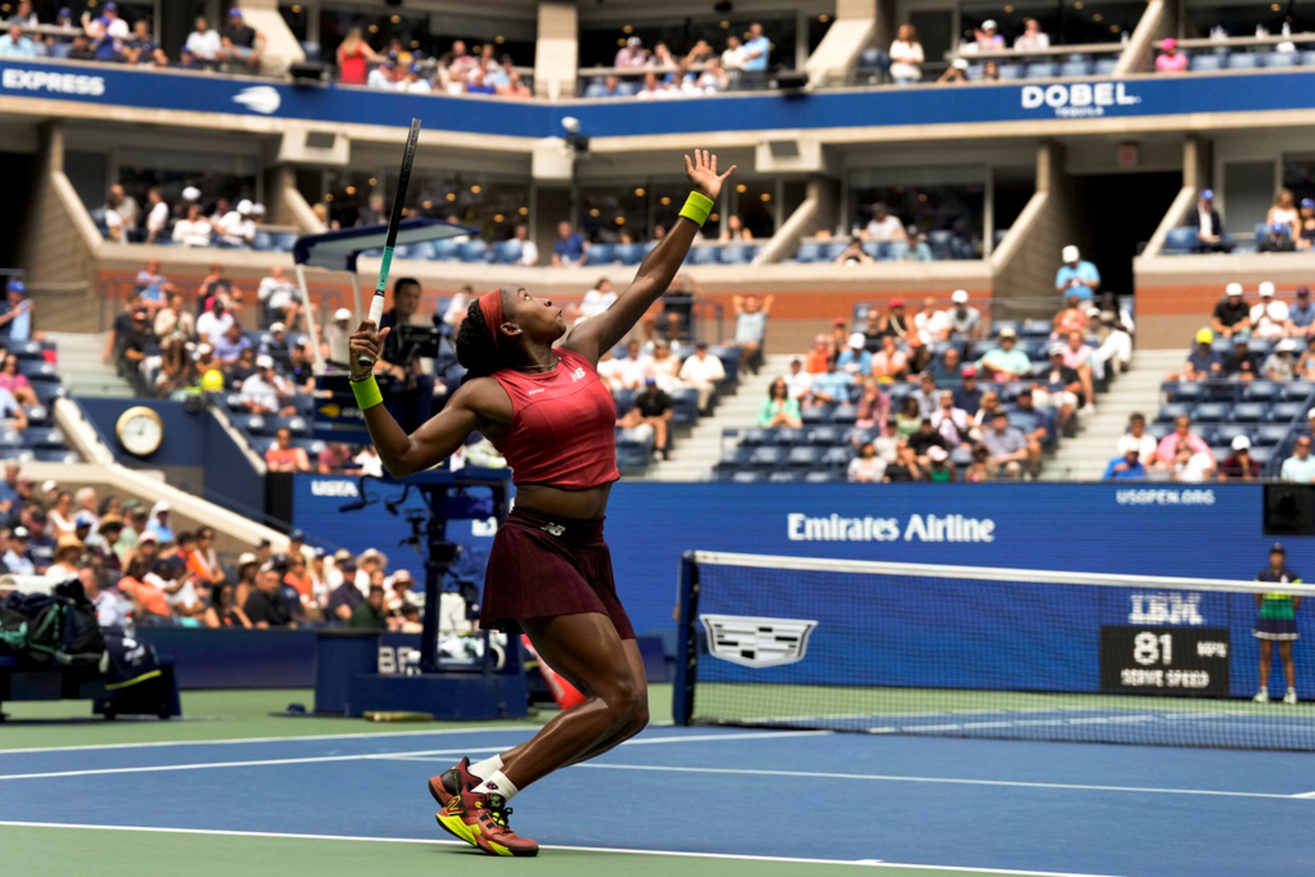 La estadounidense Coco Gauff sirve ante la rusa Mirra Andreeva en la segunda ronda del US Open.