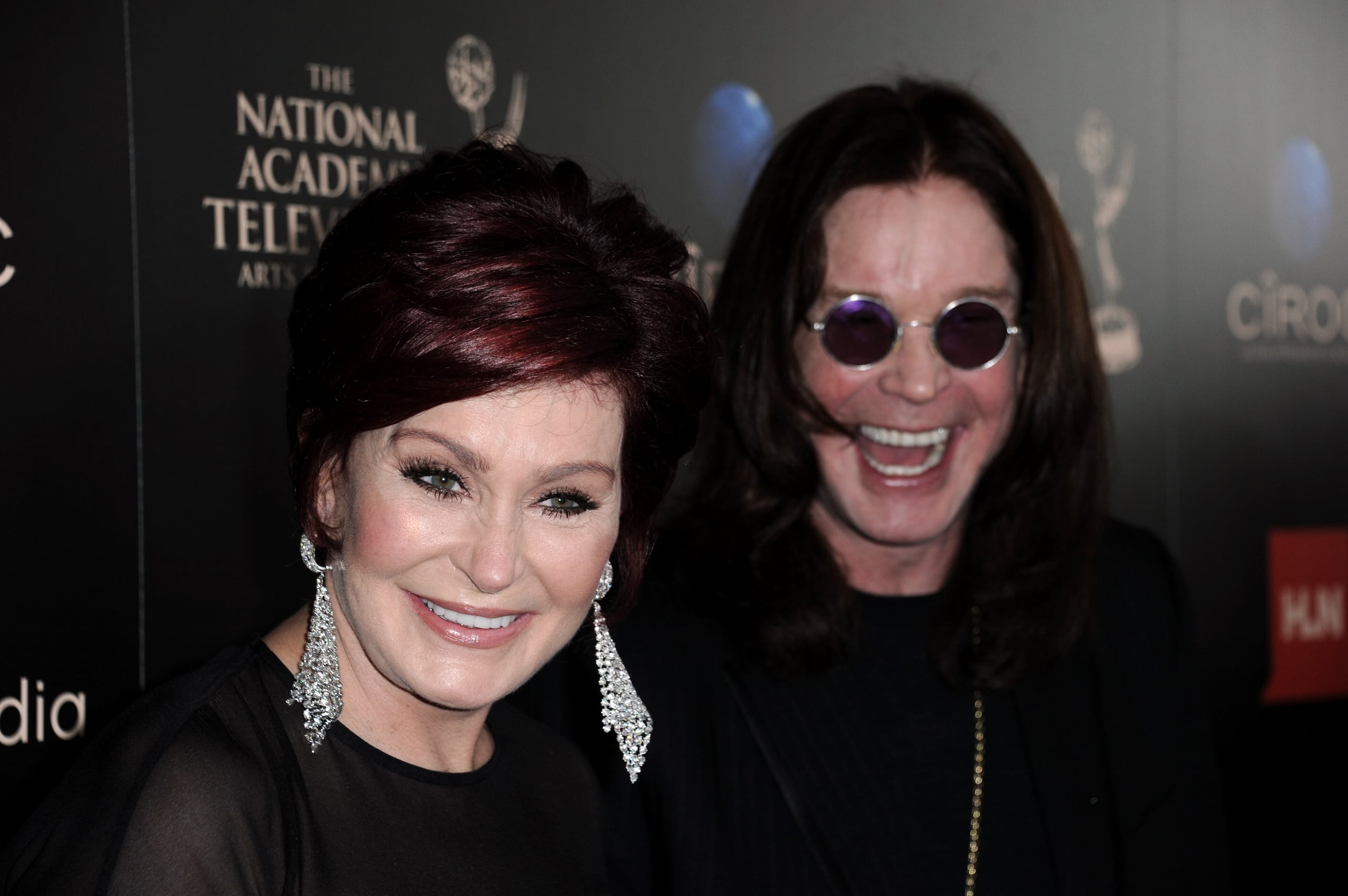Sharon Osbourne y su esposo Ozzy Osbourne en su llegada a los premios Emmy el 16 de junio de 2013 en Beverly Hills, California.