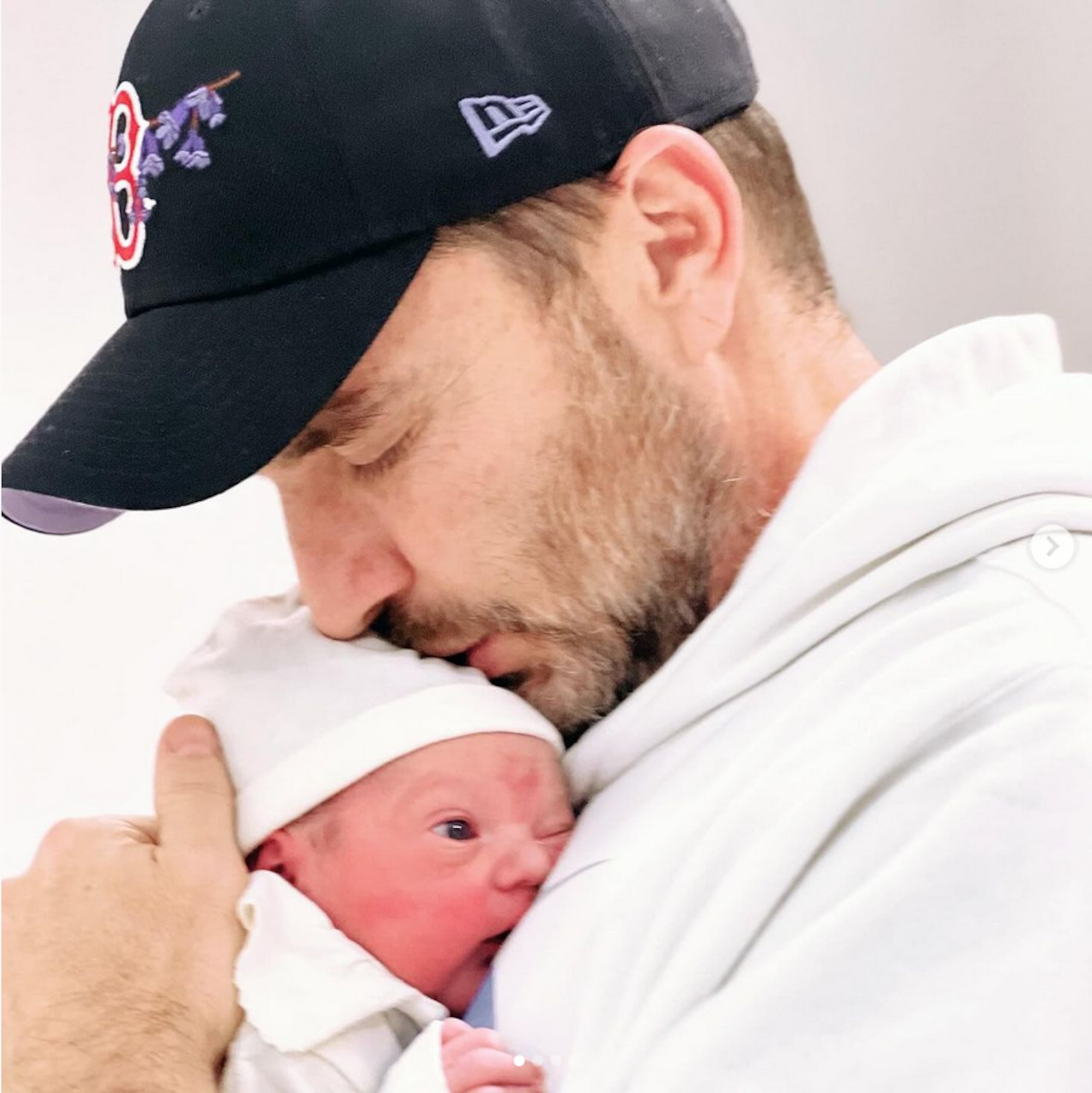 Julian Gil abraza a su nieto, Oliver, en una adorable foto que subió a su cuenta de Instagram.
