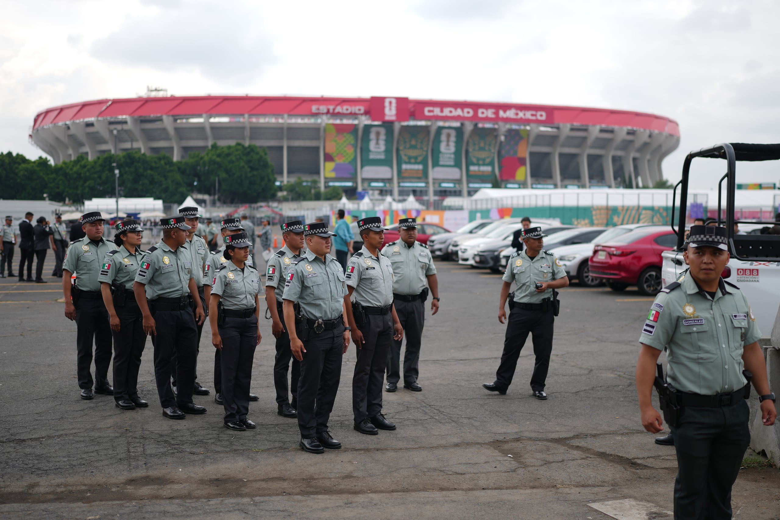 Oficiales de la Policía de México esperan órdenes para la vigilancia ante el Estadio de la Ciudad de México. (AP Photo/Eduardo Verdugo)