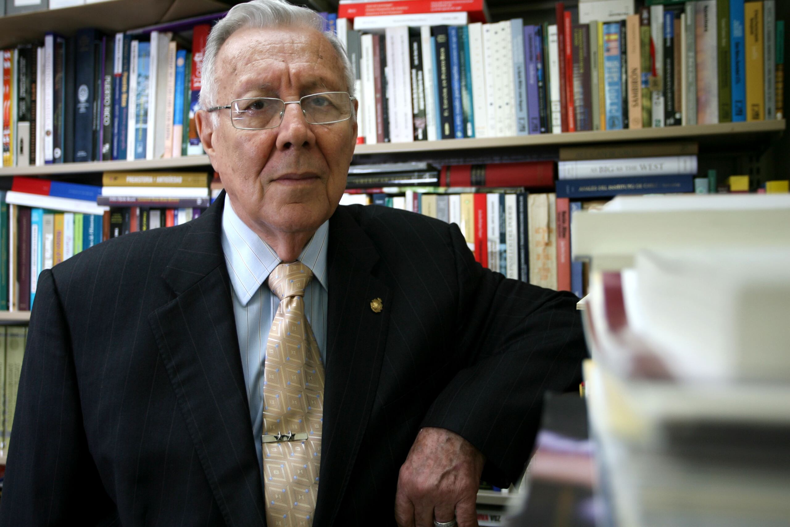 Además de su faceta como historiador, Luis González Vales fue profesor y sirvió en el Ejército de los Estados Unidos, según su biografía publicada en la Academia Puertorriqueña de la Lengua Española.