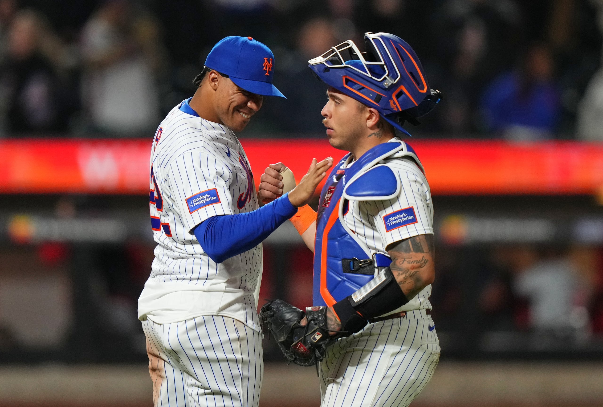 Juan Soto, de los Mets de Nueva York (a la izquierda), celebra con Francisco Álvarez tras un partido de béisbol contra los Mellizos de Minnesota el miércoles 22 de abril de 2026 en Nueva York. (Foto AP/Frank Franklin II)