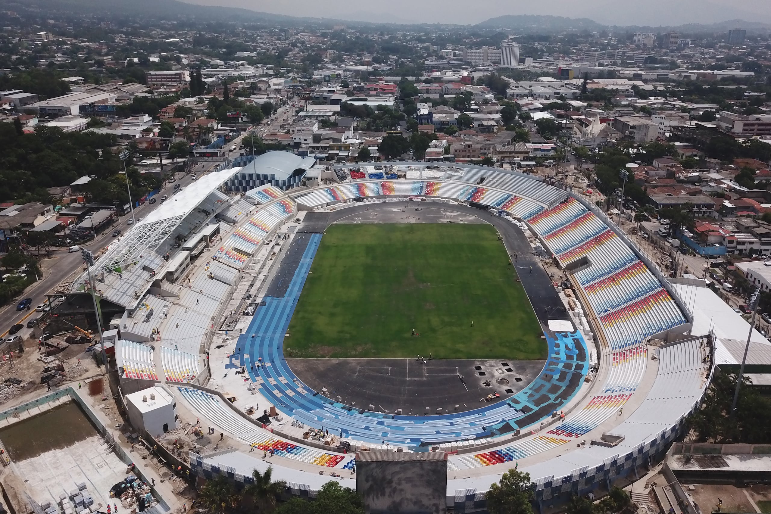 Fotografía aérea del Estadio Nacional Jorge "Mágico" González, una de las sedes deportivas de los XXIV Juegos Centroamericanos y del Caribe San Salvador 2023, el 8 de junio de 2023, en San Salvador (El Salvador). A días de la inauguración en San Salvador de los XXIV Juegos Centroamericanos y del Caribe, la organización ultima los detalles que faltan a los escenarios y unos 5,200 deportistas de 32 países se alistan para una fiesta de dos semanas. Un certamen que ha requerido una inversión económica de 195 millones de dólares.