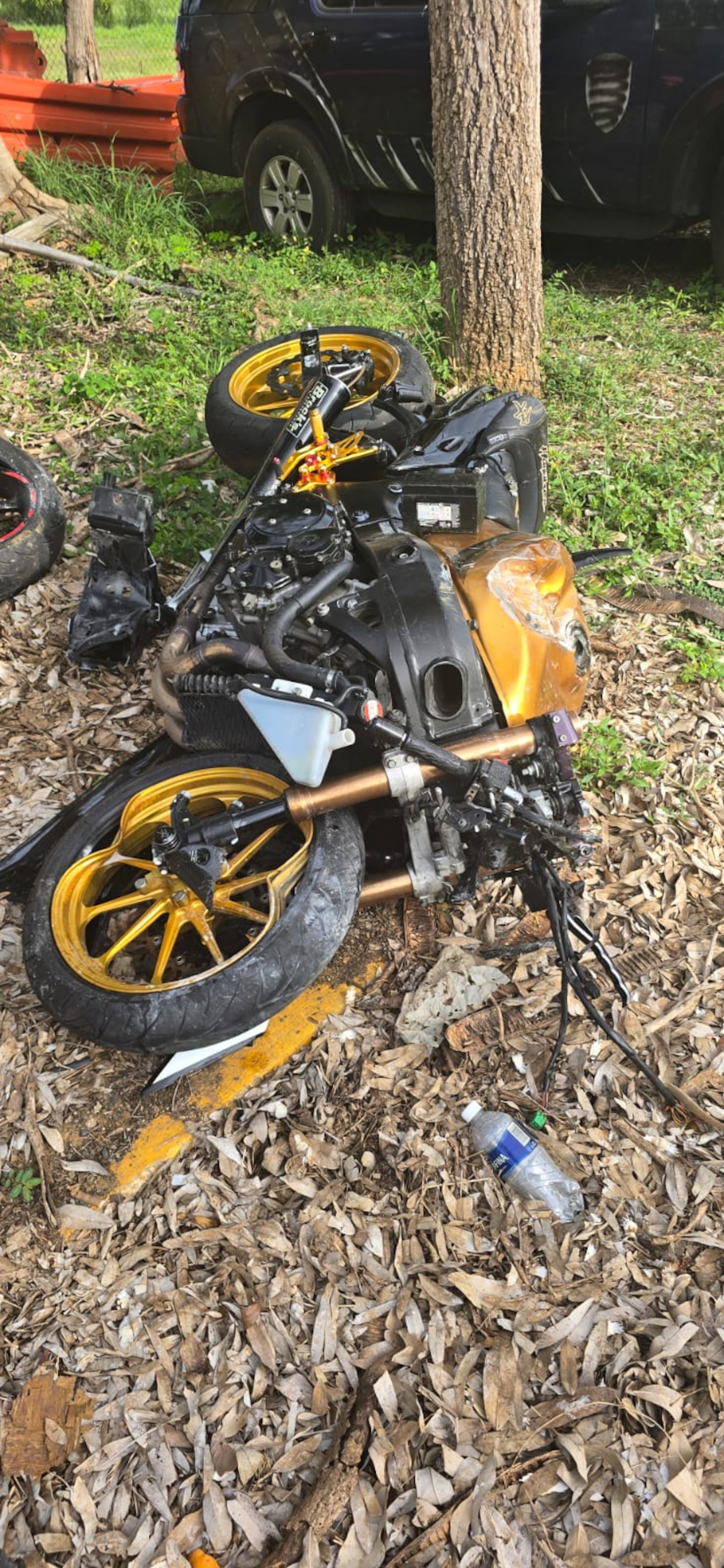 Una de las motoras involucradas en un accidente ocurrido en la carretera PR-3, en Hatillo, tras chocar y caer por una alcantarilla.