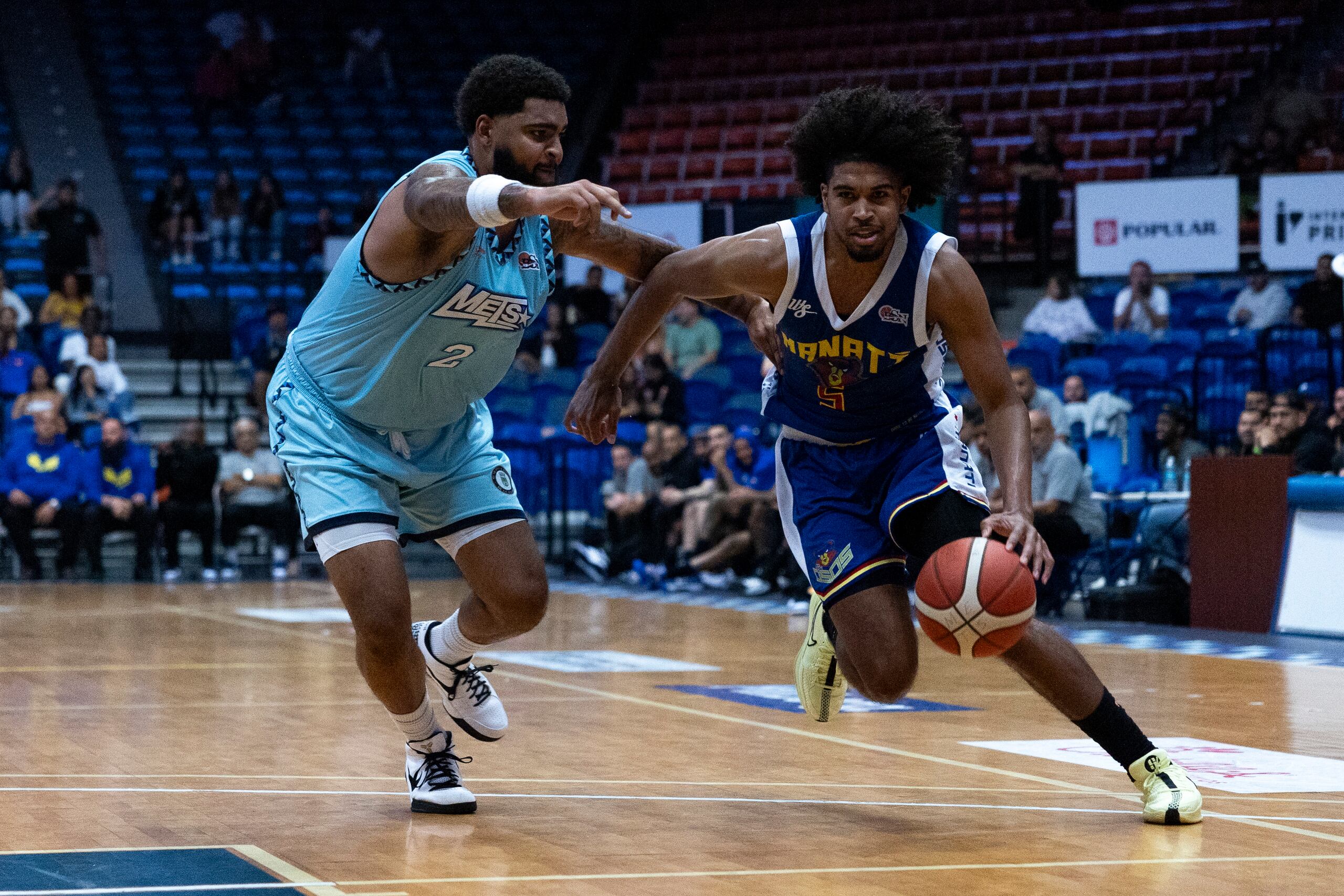 Ethan Thompson, de los Osos de Manatí, busca atacar el canasto frente a la defensa de E.J. Crawford, de los Mets de Guaynabo.