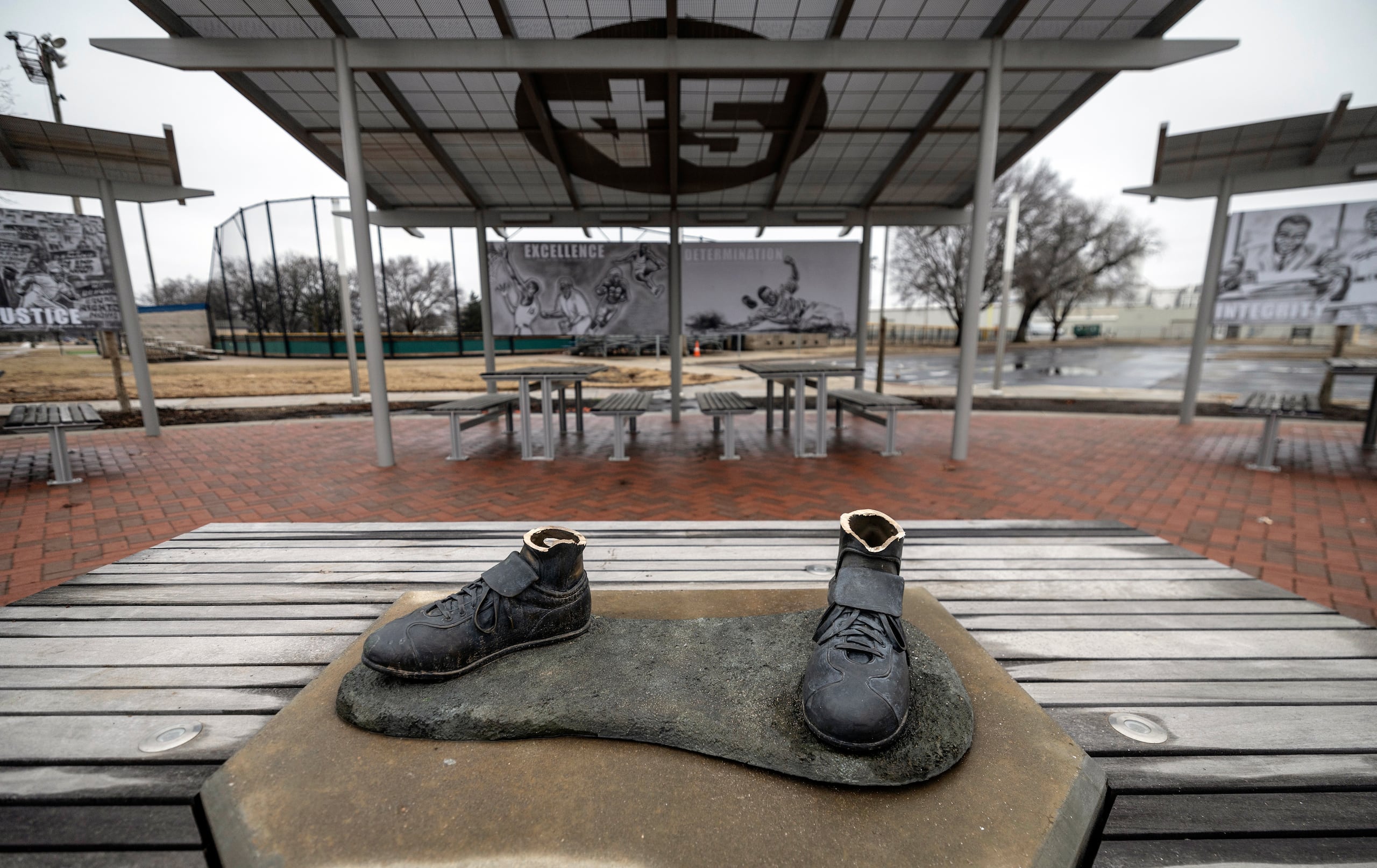 Una estatua de bronce del legendario pionero jugador del béisbol Jackie Robinson fue robada de un parque público en Wichita, Kansas, durante las primeras horas de la mañana del jueves 25 de enero de 2024.