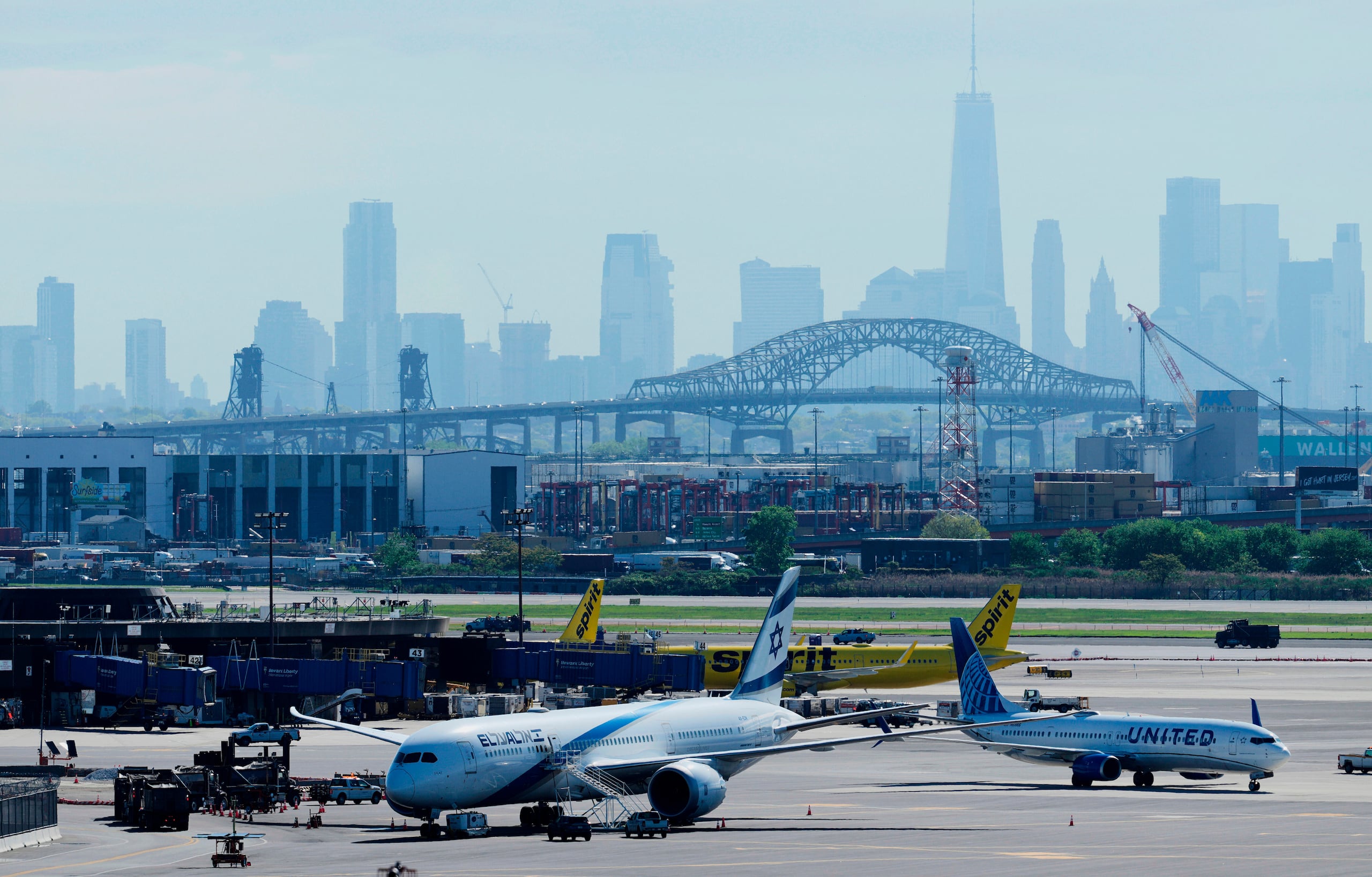 El paisaje de la ciudad de Nueva York al fondo desde el Aeropuerto Internacional Newark Liberty, el miércoles 7 de mayo de 2025, en Newark, Nueva Jersey. (AP Foto/Seth Wenig, Archivo)