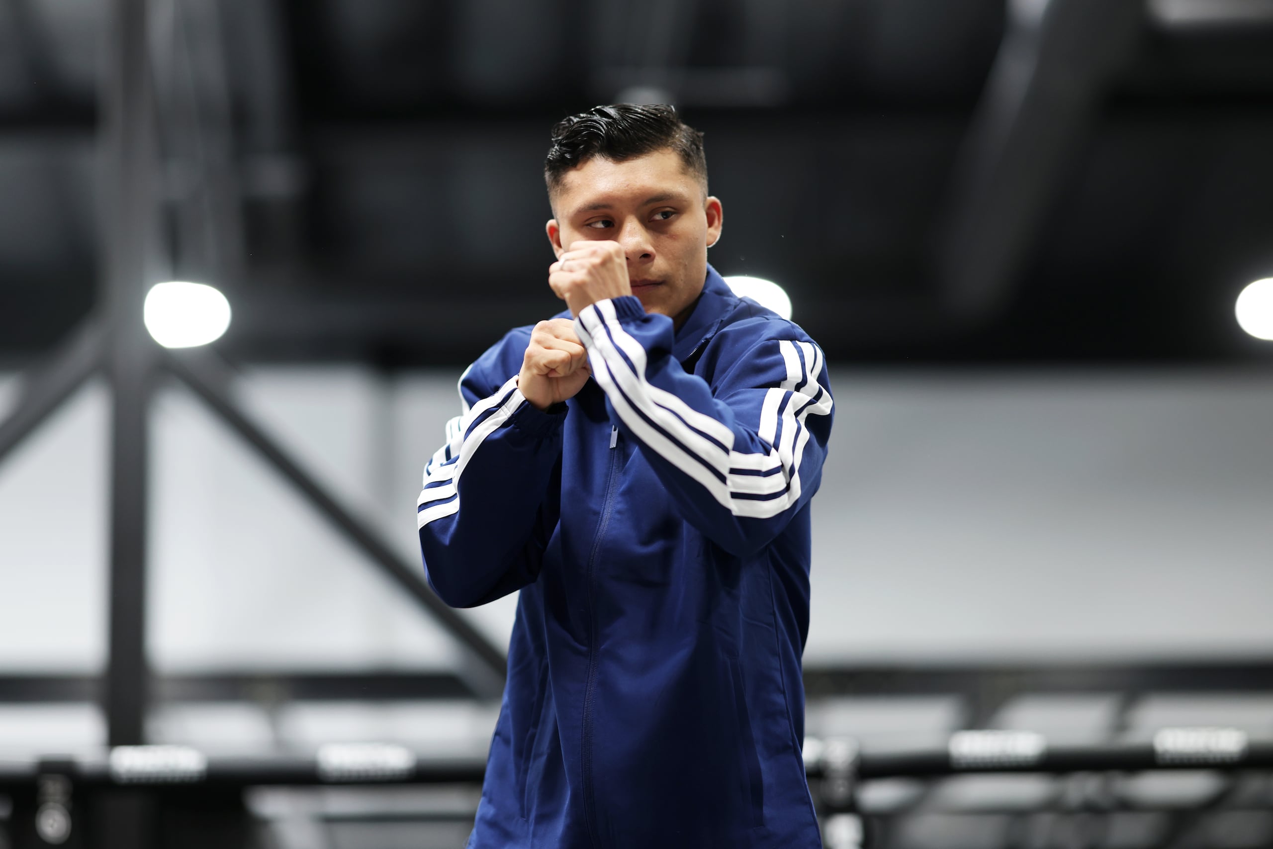 El mexicano Isaac “Pitbull” Cruz días antes de defender su campeonato mundial interino de la división superligero del Consejo Mundial de Boxeo ante el puertorriqueño Néstor Bravo.