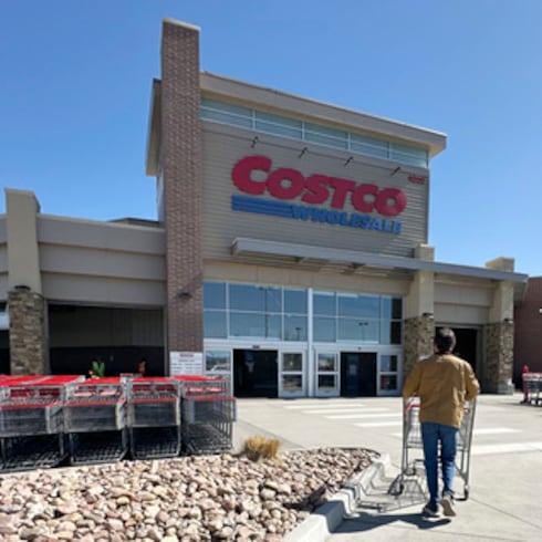 Estados donde Costco retiró un popular plato listo por posible contaminación.