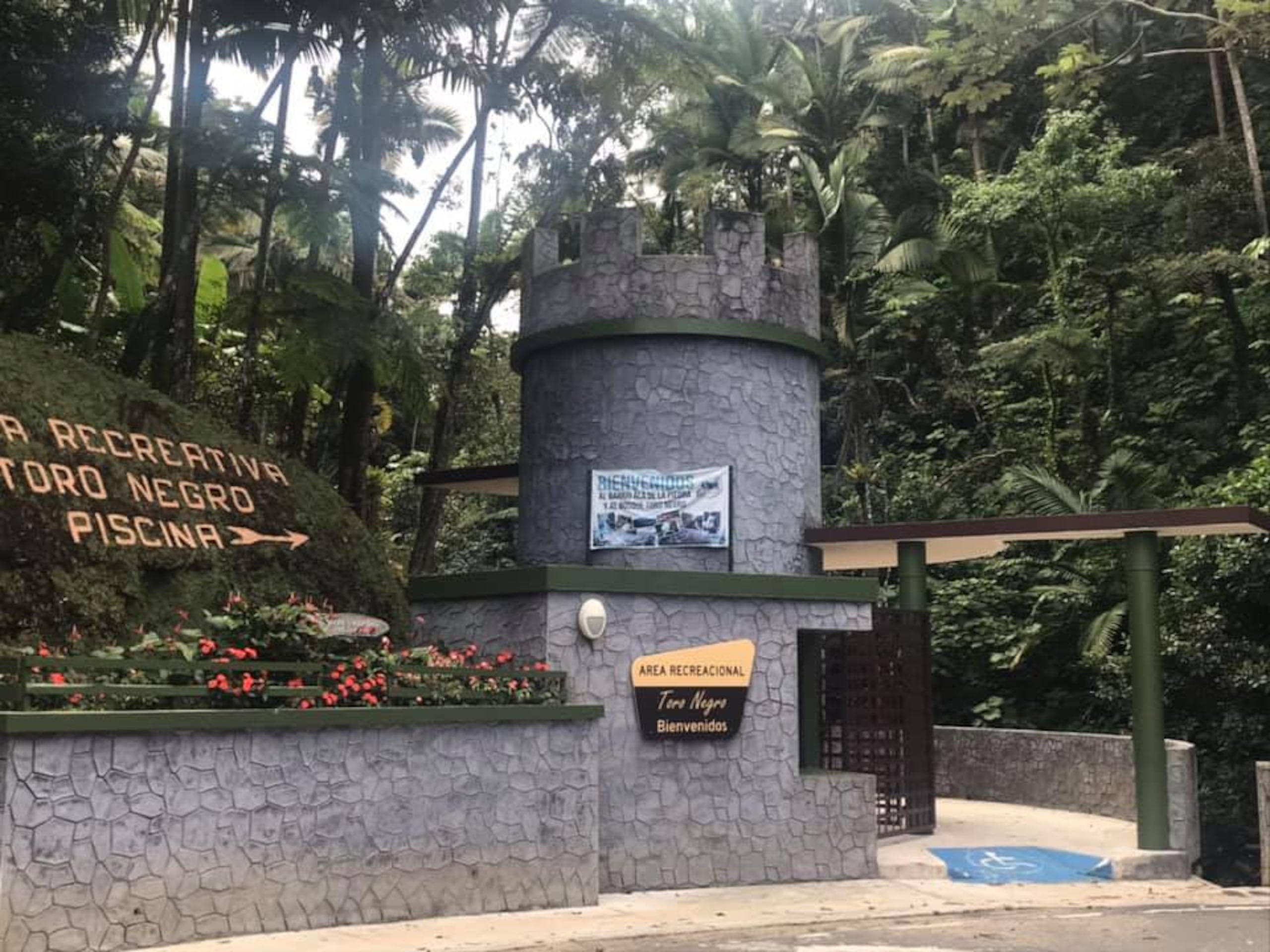 El cuerpo fue encontrado en una vereda.