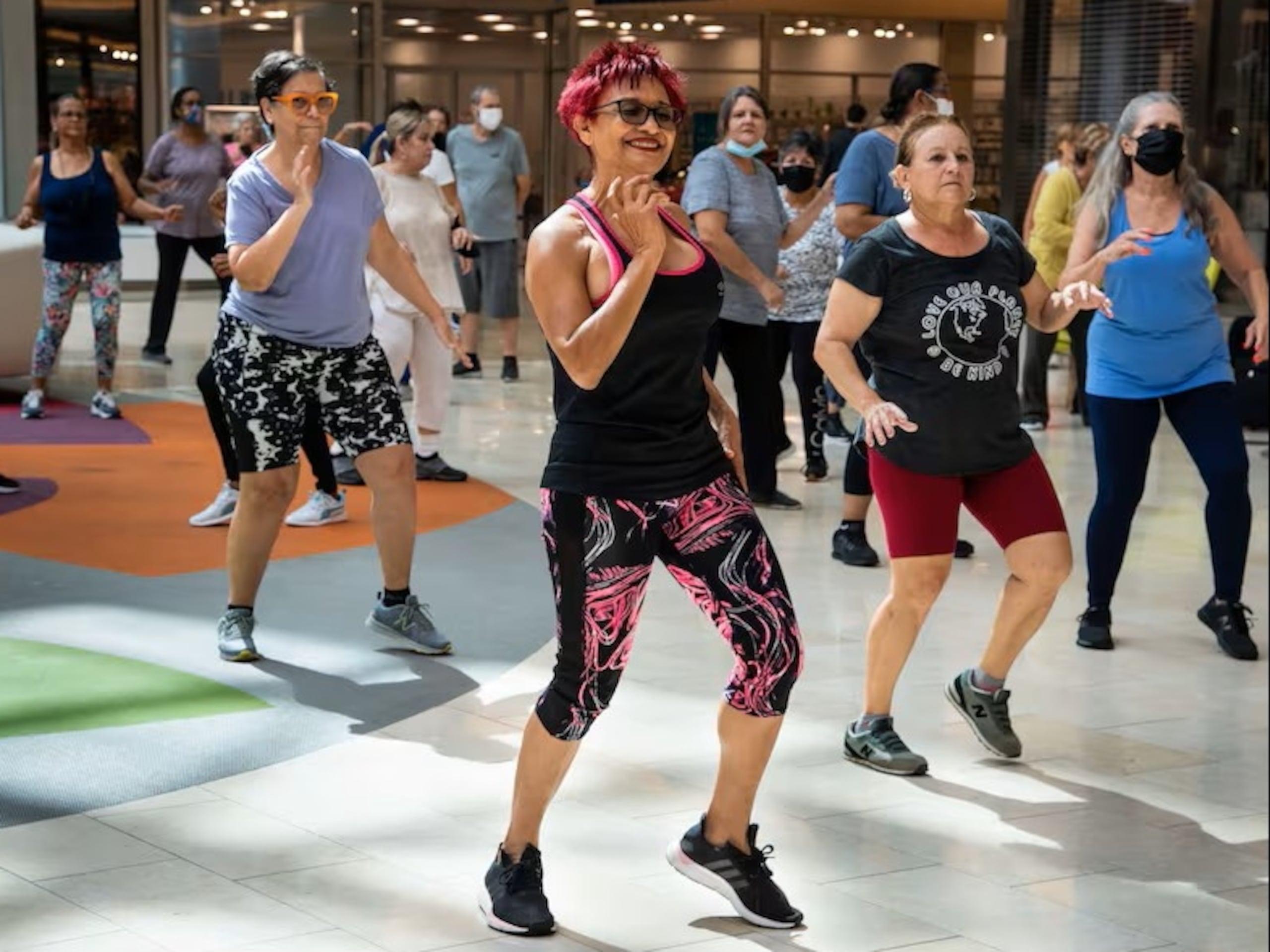 Clase de zumba del Club Edad Dorada en el atrio central.