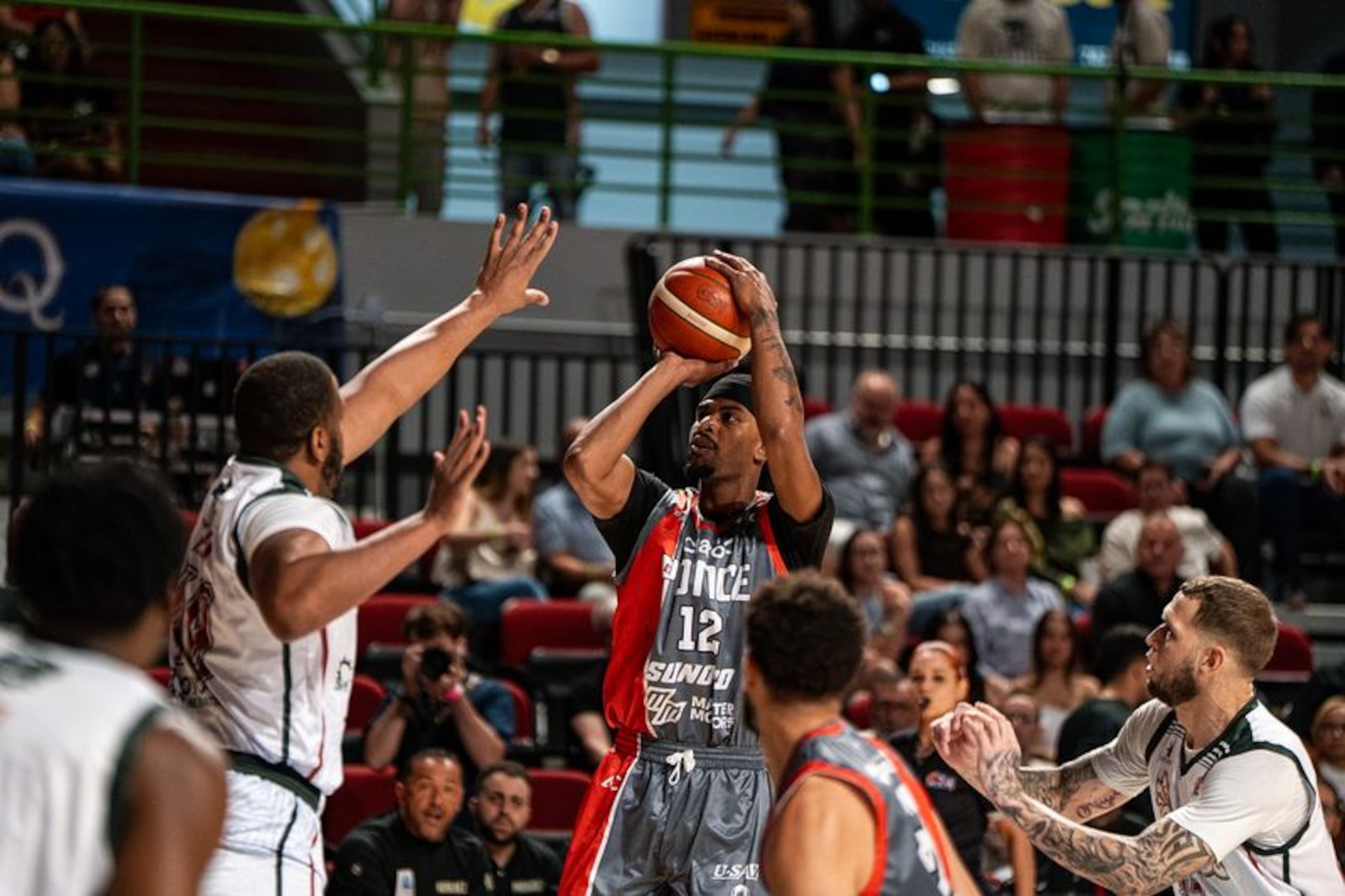 Avry Holmes, refuerzo de los Leones de Ponce, tira al canasto contra los Indios.