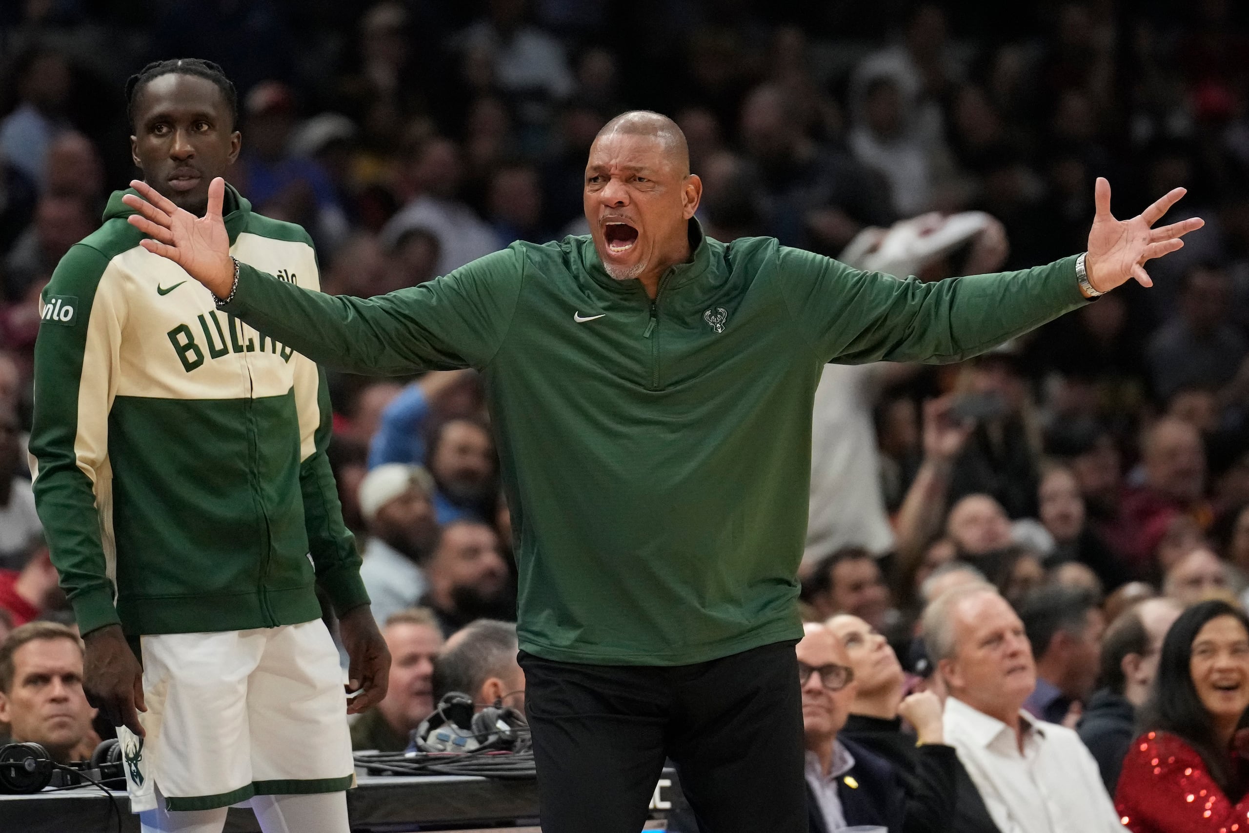 El entrenador en jefe de los Bucks de Milwaukee, Doc Rivers, grita a un oficial en la primera mitad de un partido de baloncesto de la NBA contra los Cavaliers de Cleveland, el lunes 4 de noviembre de 2024.