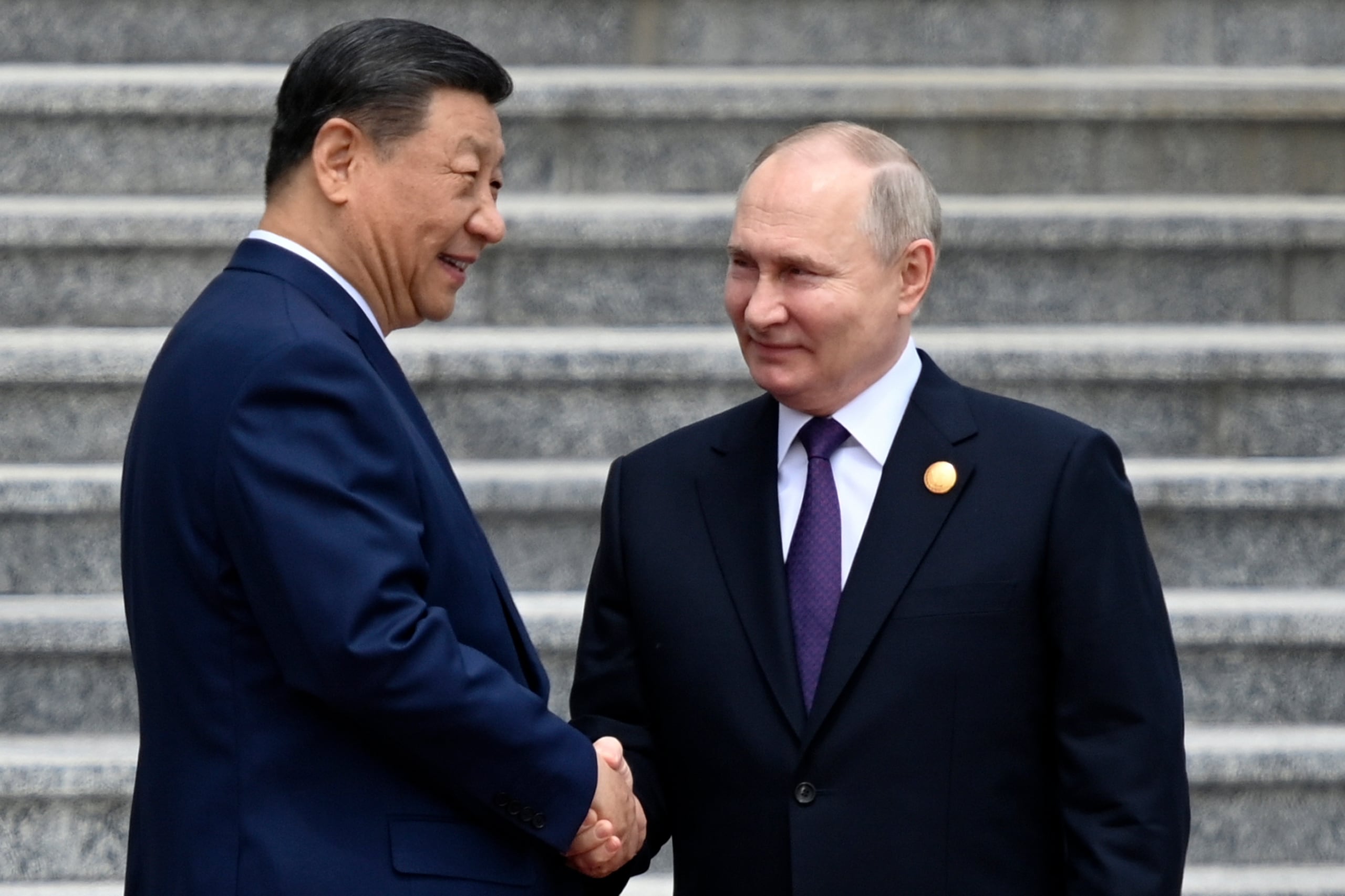 Los presidentes de China, Xi Jinping (izquierda), y Rusia, Vladímir Putin, se estrechan la mano durante su encuentro el 16 de mayo de 2024, en Beijing, China. (Sergei Bobylev, Sputnik, foto compartida del Kremlin vía AP)