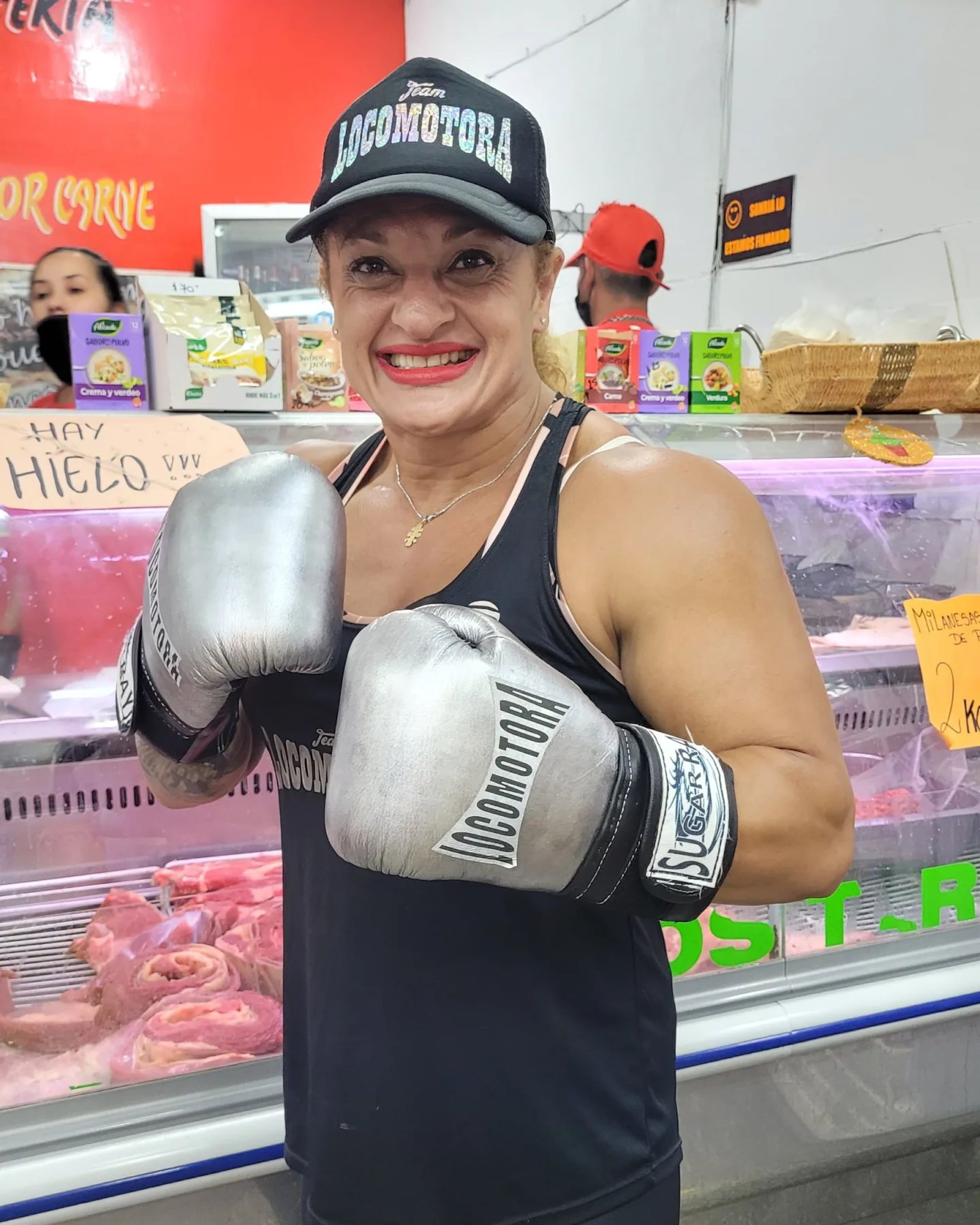 Tras su retiro, la boxeadora logró transformar su físico pequeño, lo que creen se logró con el uso de sustancias vendidas clandestinamente por mafias.