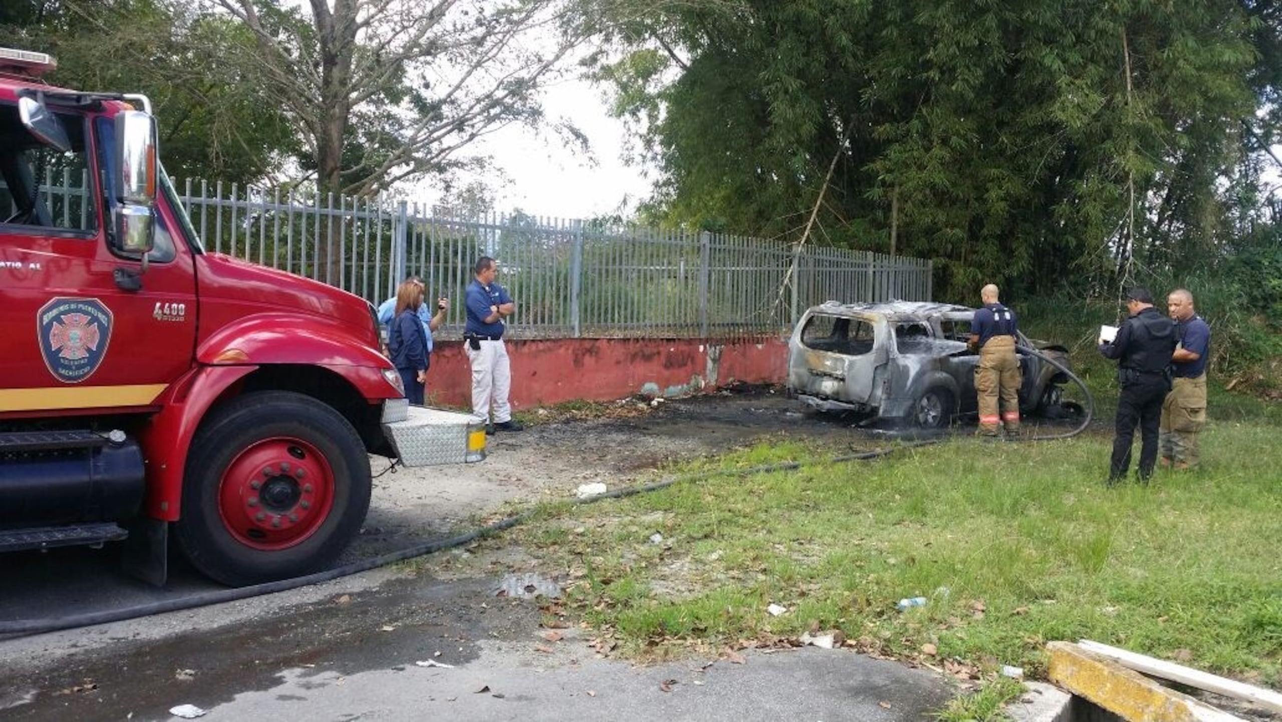 Los bomberos de Gurabo y Caguas fueron alertados de un incendio en un vehículo frente a un colegio militar en la carretera PR -189, de Gurabo a Caguas. (Suministrada)