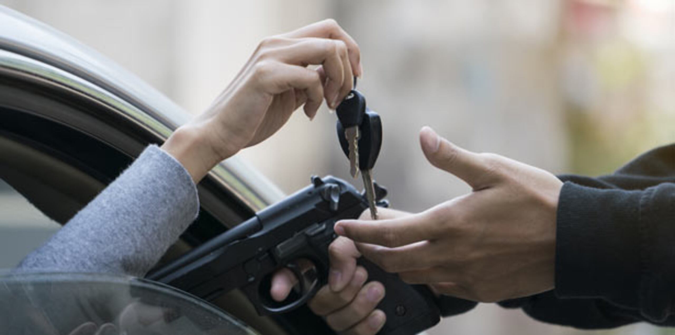 La conductora se estacionó frente a un supermercado cuando fue amenazada por el asaltante. (Archivo)