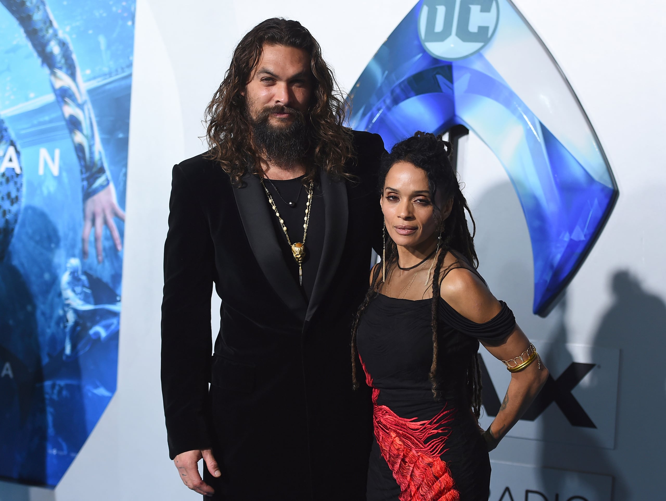 Jason Momoa, izquierda, y Lisa Bonet, derecha, durante el estreno de "Aquaman" en el Teatro Chino TCL, en Los Ángeles, el 12 de diciembre de 2018.