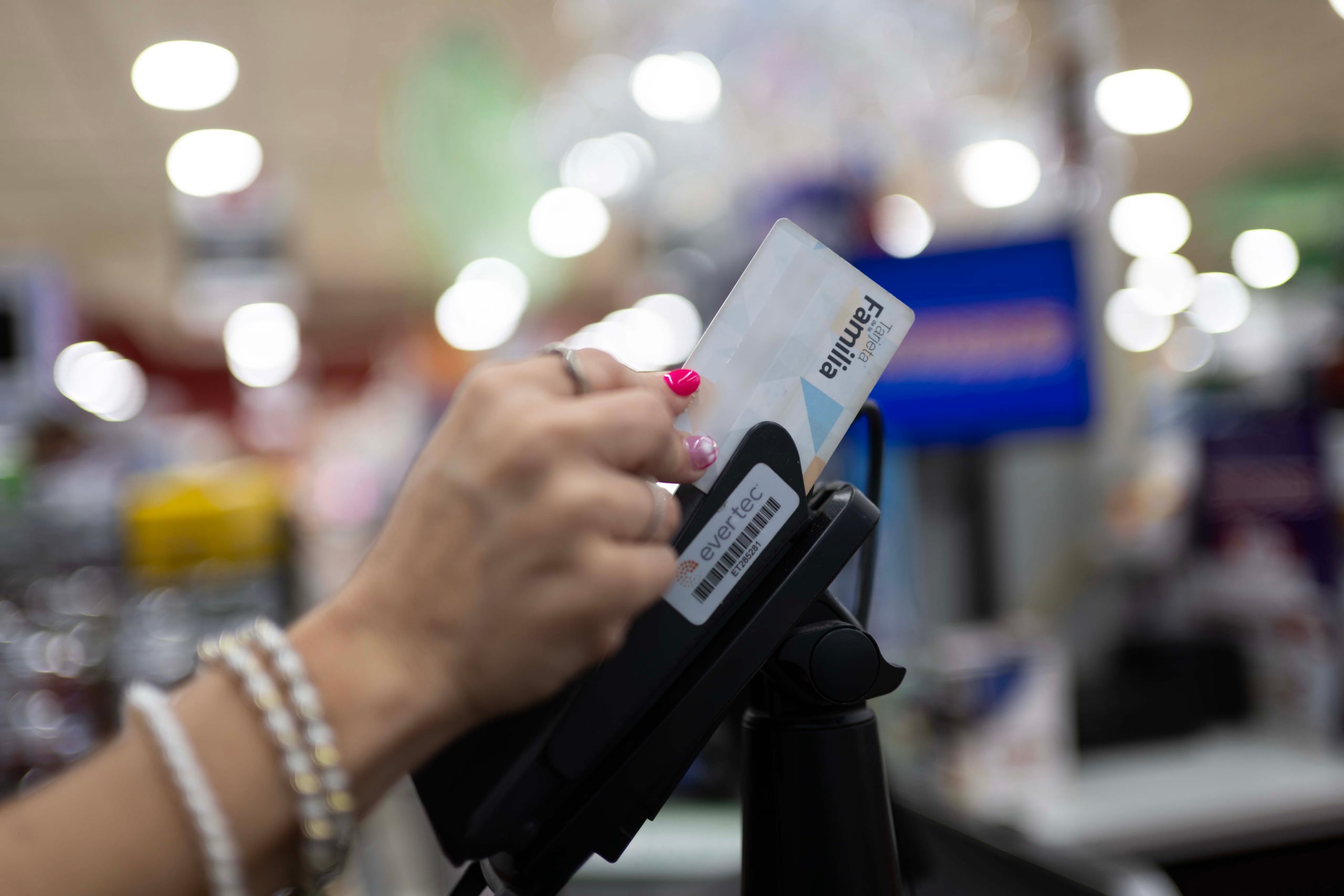 Una mujer pasa la tarjeta del Programa de Asistencia Nutricional (PAN) para pagar su compra en un supermercado de Levittown. FOTO POR: Carlos Rivera Giusti/GFR Media