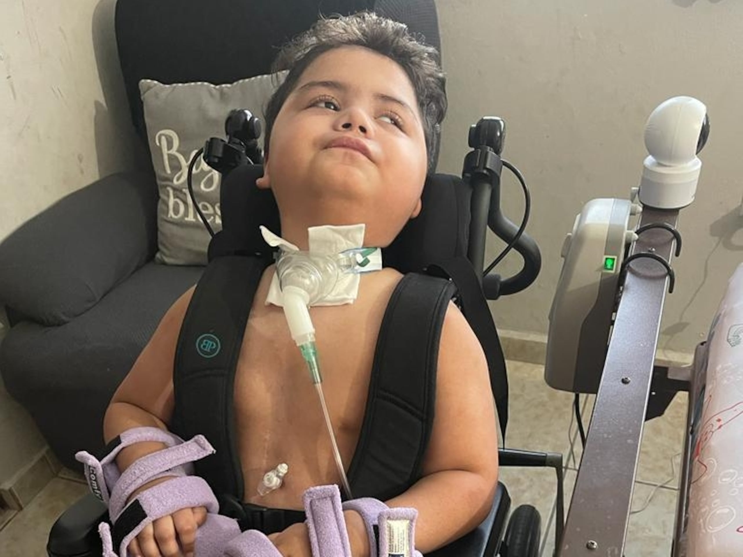 Nicole Rebeca Vélez Castro, madre Nicolás Torres Vélez, de cinco años y quien padece del Síndrome FIRES, realiza rifas para ayudar a sufragar sus gastos médicos. Nicolás también tiene un hermano mayor, Sebastián, de siete años. Suministrada