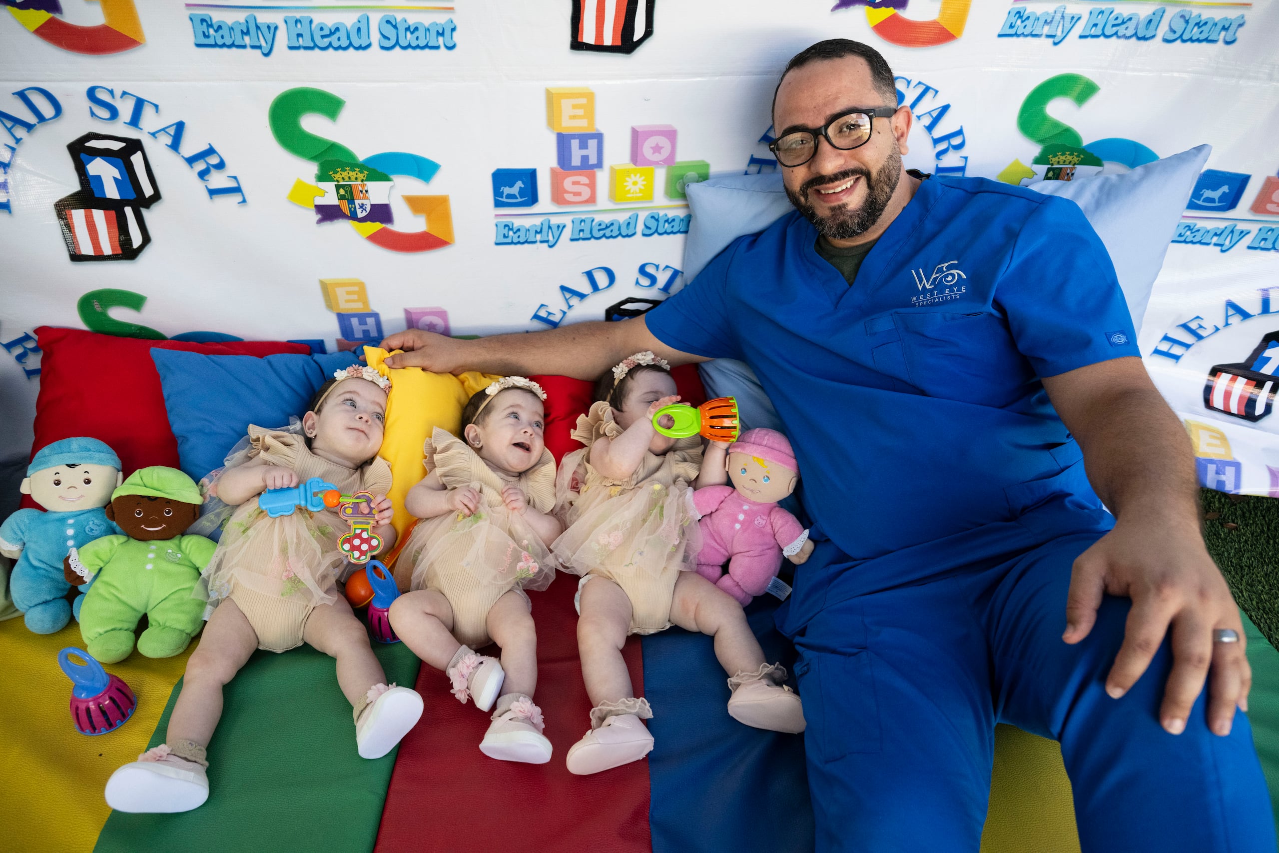 Las niñas son todo sonrisas cuando están junto a su padre.