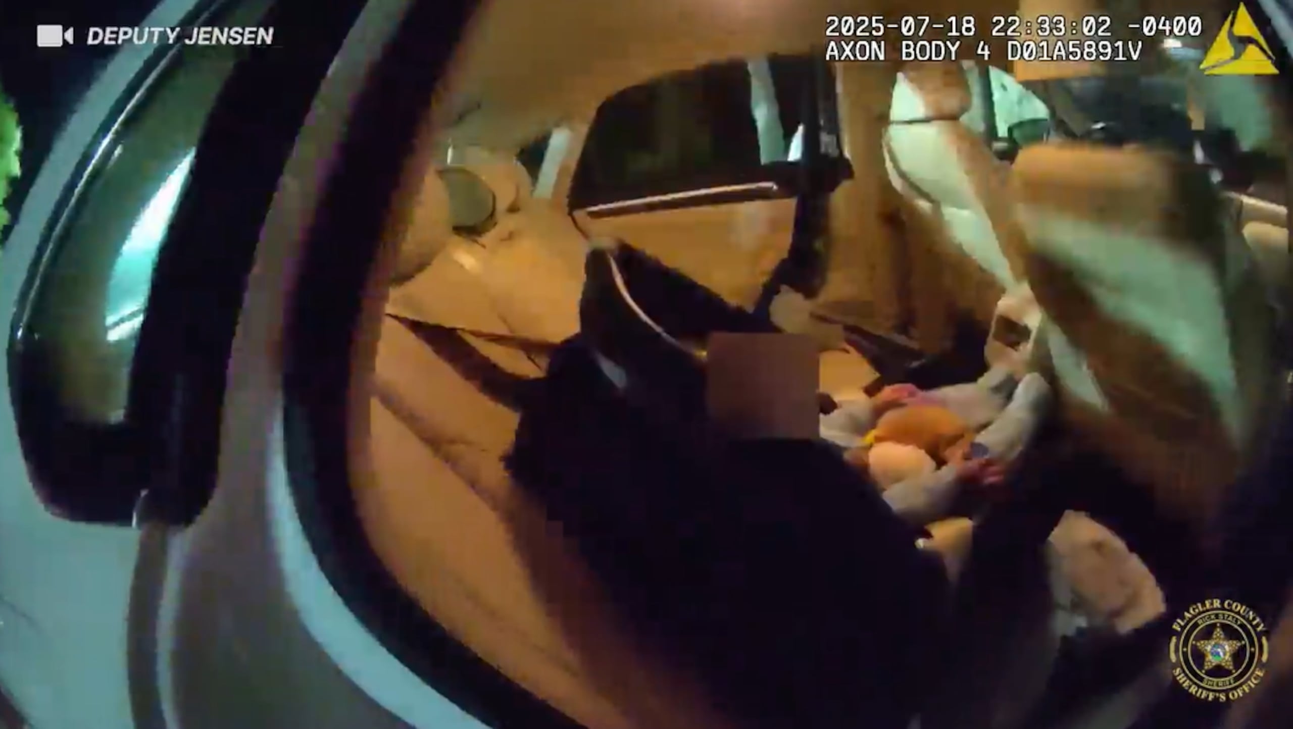 Cuando los agentes llegaron al lugar, hallaron al bebé dormido en un asiento de seguridad mal instalado en el asiento trasero del vehículo, el cual estaba abierto y con el motor en marcha.