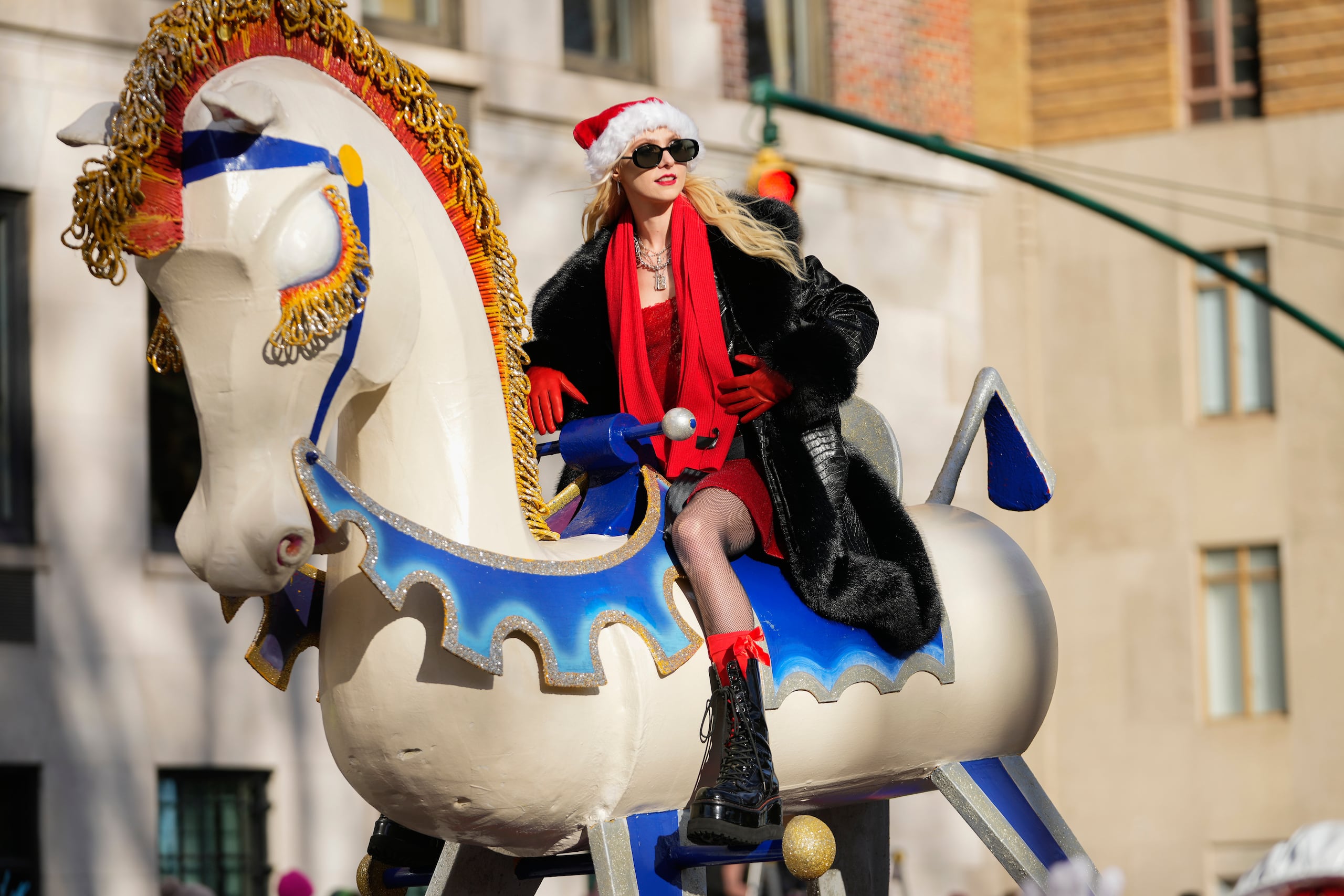 En 2024, durante una presentación en Sevilla, Momsen fue mordida por un murciélago, lo que requirió tratamiento antirrábico.