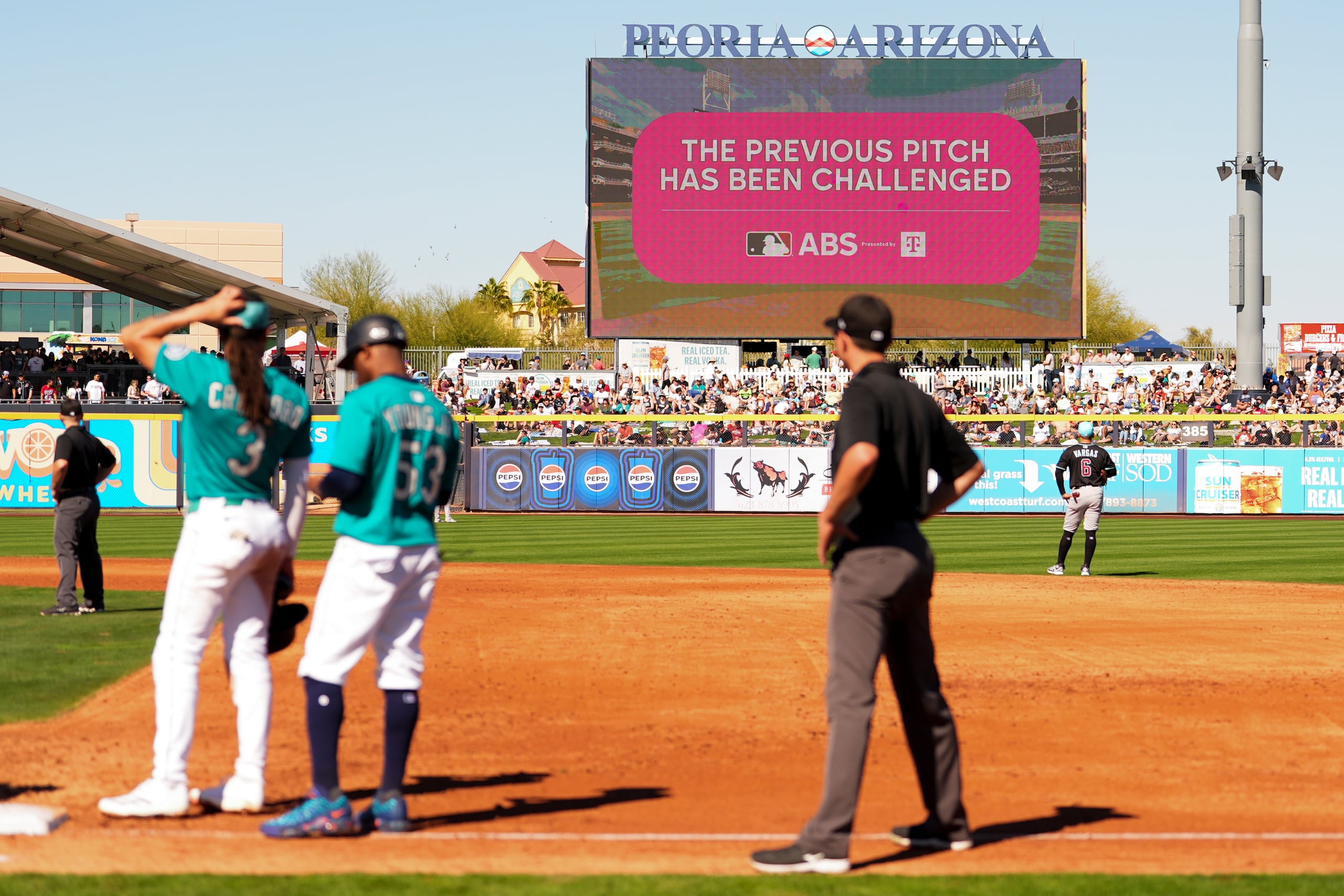 La pantalla del estadio muestra que Julio Rodríguez, de los Mariners de Seattle, ha pedido una revisión de un lanzamiento durante el juego de pretemporada contra los Diamondbacks de Arizona, el domingo 23 de febrero de 2025, en Peoria, Arizona. (AP Foto/Lindsey Wasson)