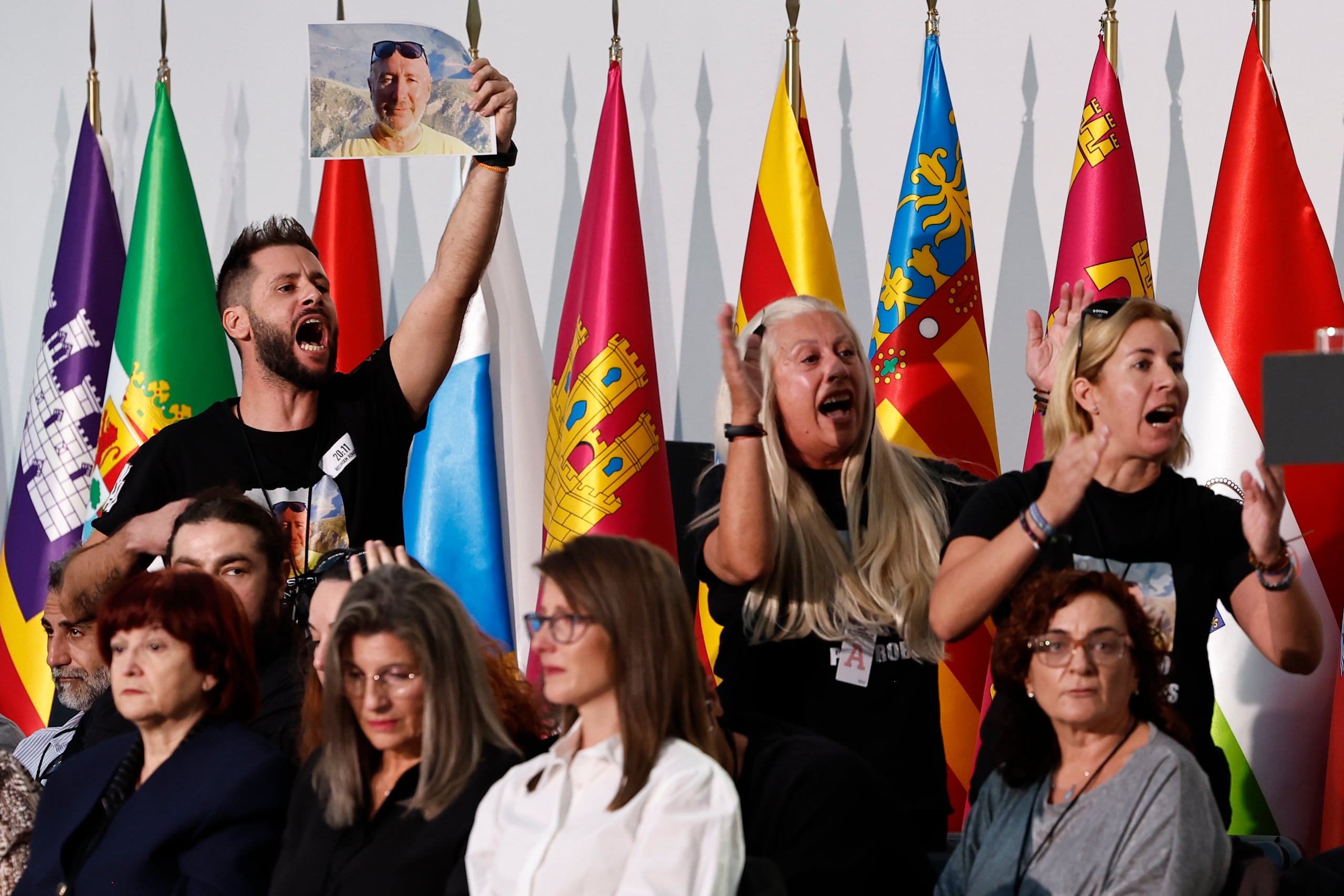 El presidente regional de Valencia, Carlos Mazón, fue abucheado e insultado por familiares de las víctimas antes de la ceremonia. Algunos le gritaron “asesino” y otros le lanzaron improperios.  (EFE/ Ballesteros)