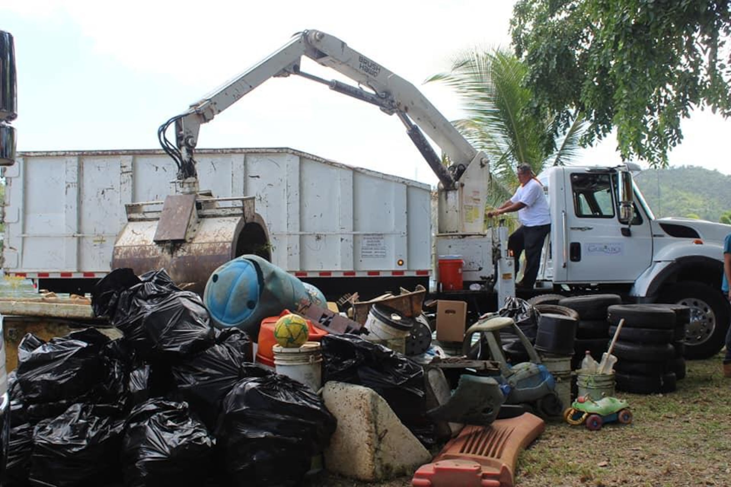 Ejemplo de basura y escombros removidos del embalse Carraízo en pasadas limpiezas.