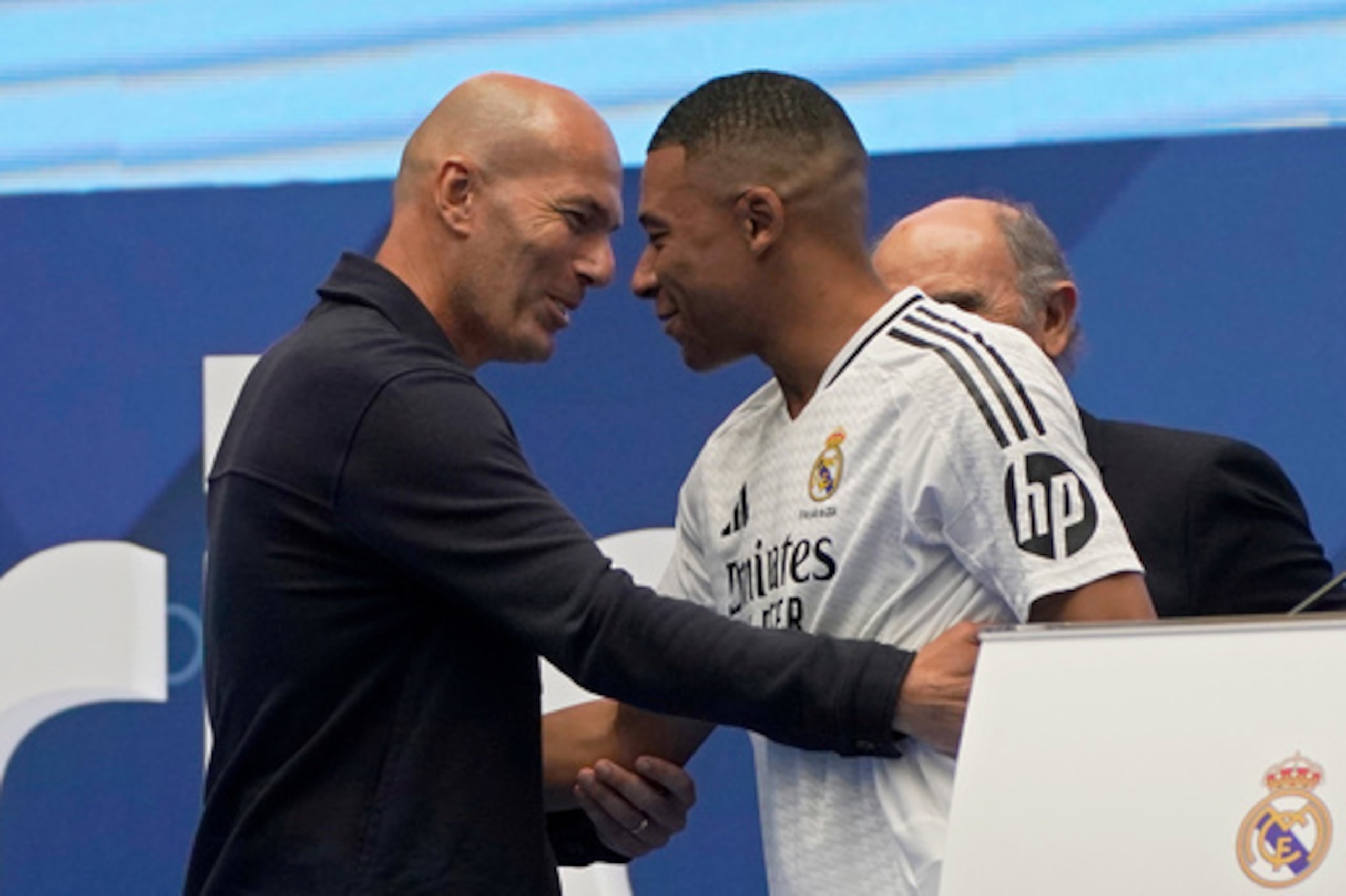 Zinedine Zidane, exentrenador del Real Madrid, abraza a Kylian Mbappé durante la presentación del delantero como jugador del club, el 16 de julio de 2024. (Foto AP/Andrea Comas)