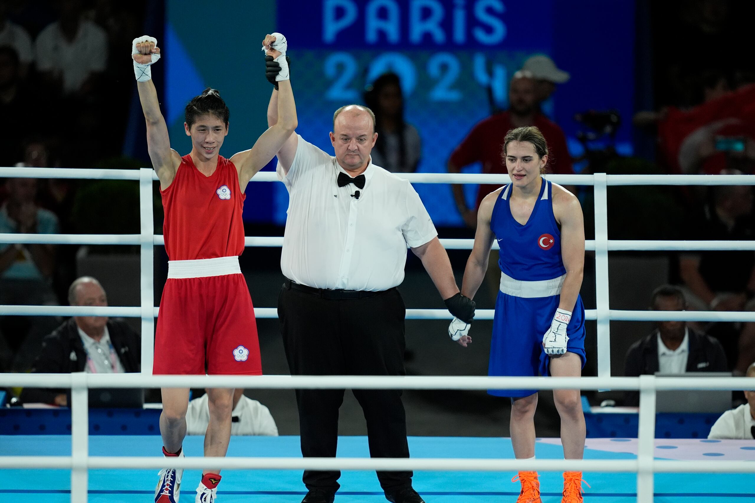 Lin Yu-ting levanta sus brazos luego de derrotar a Esra Yildizen la fase semifinal del torneo de boxeo de los Juegos Olímpicos París 2024.