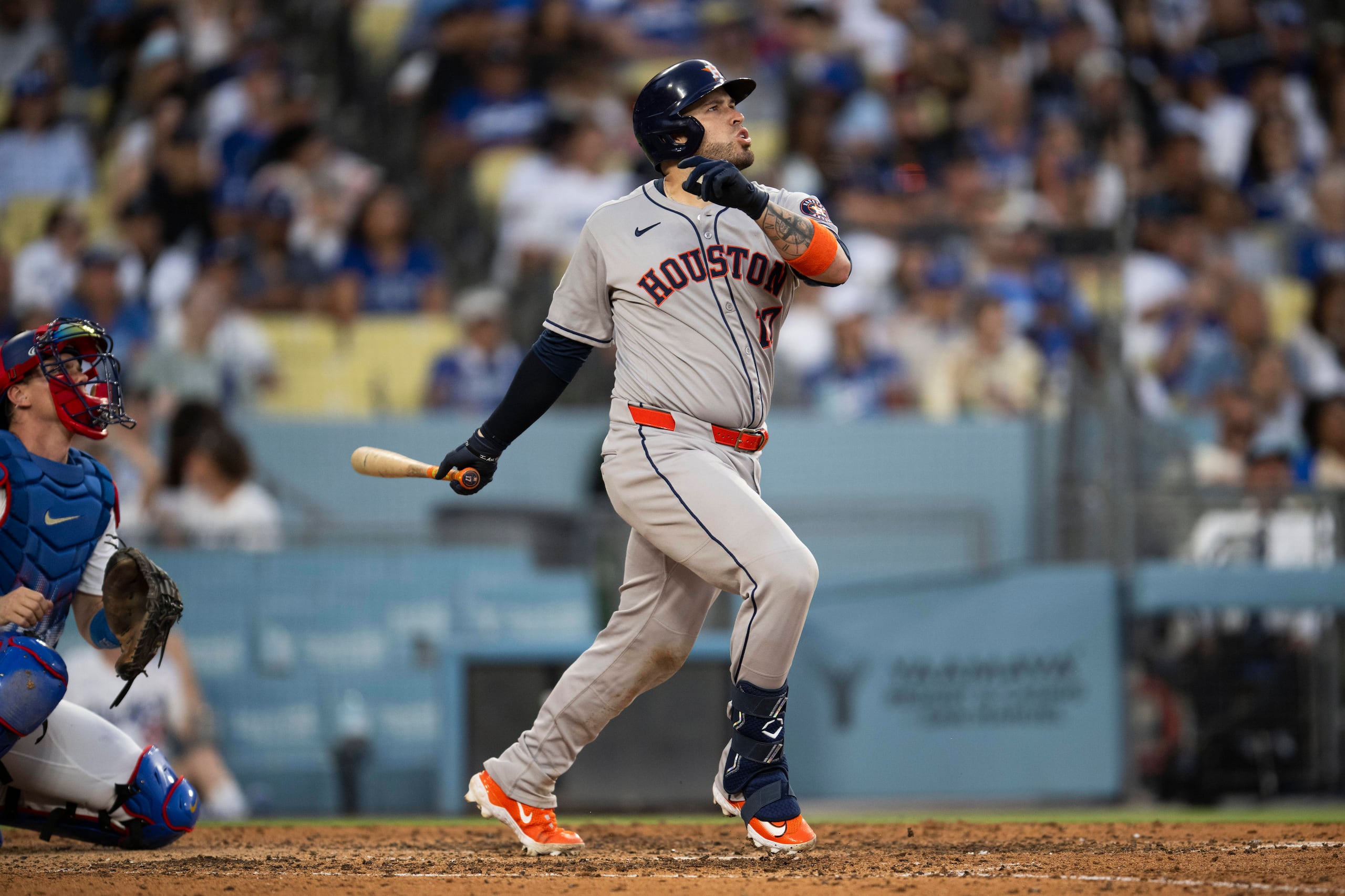 El puertorriqueño Víctor Caratini, de los Astros de Houston, observa a la pelota desaparecer tras conectar un grand slam frente a los Dodgers de Los Ángeles.