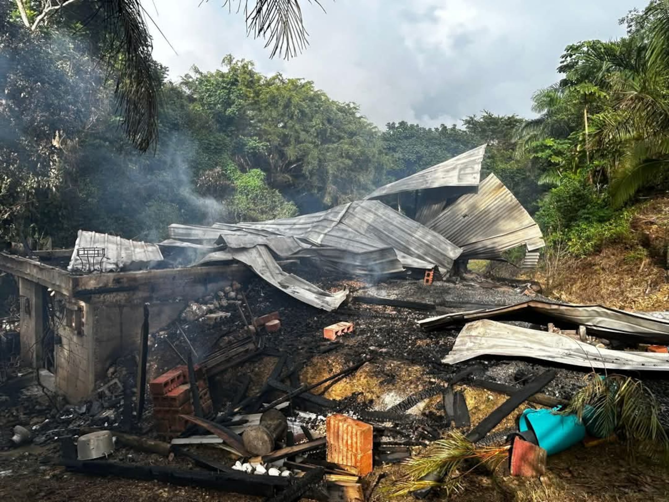 La casita quedó reducida a escombros tras el fuego desatado el día de Nochebuena.
