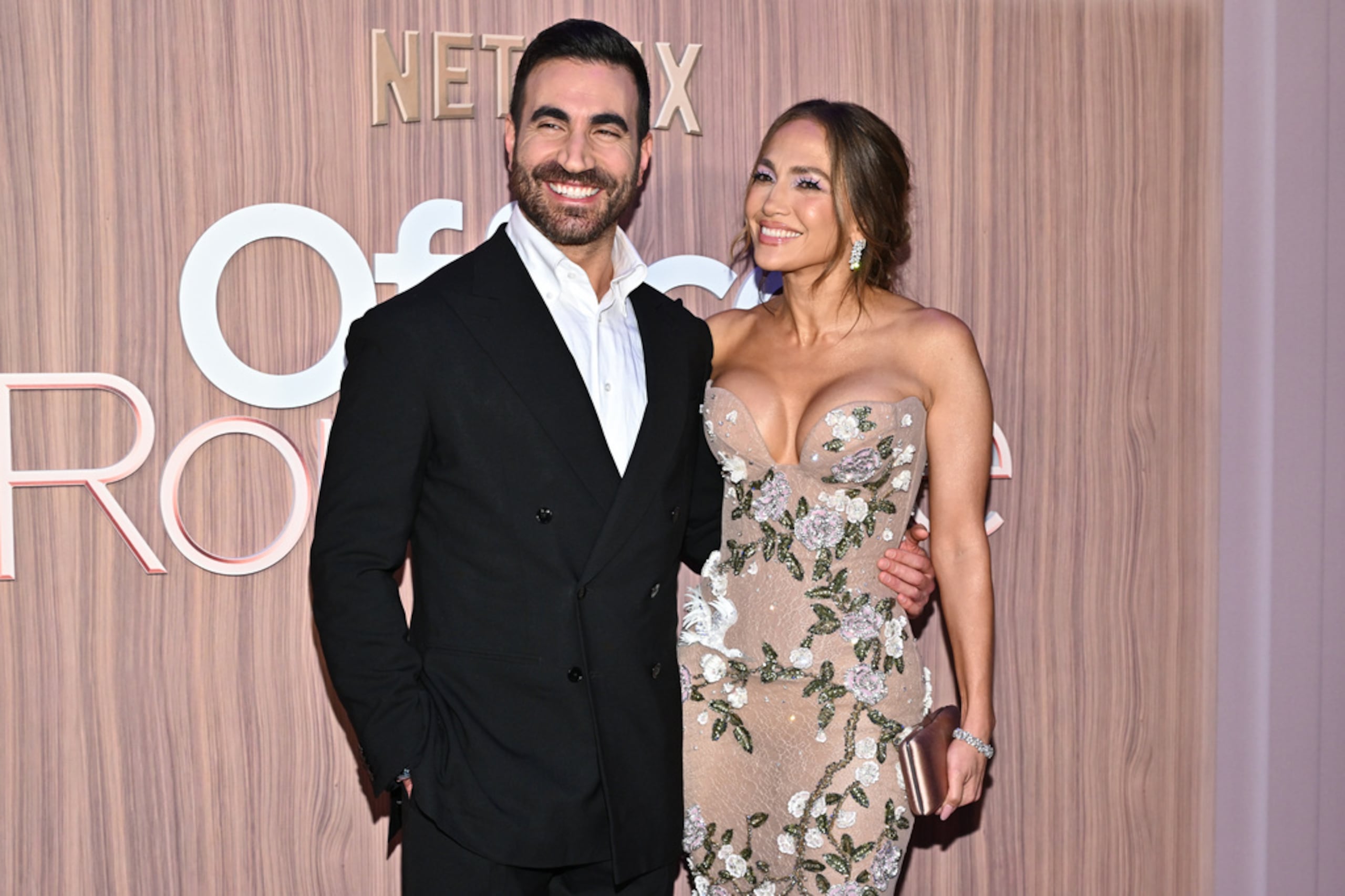 Brett Goldstein y Jennifer López en el estreno de la película "Office Romance" el 2 de junio de 2026 en Nueva York.
