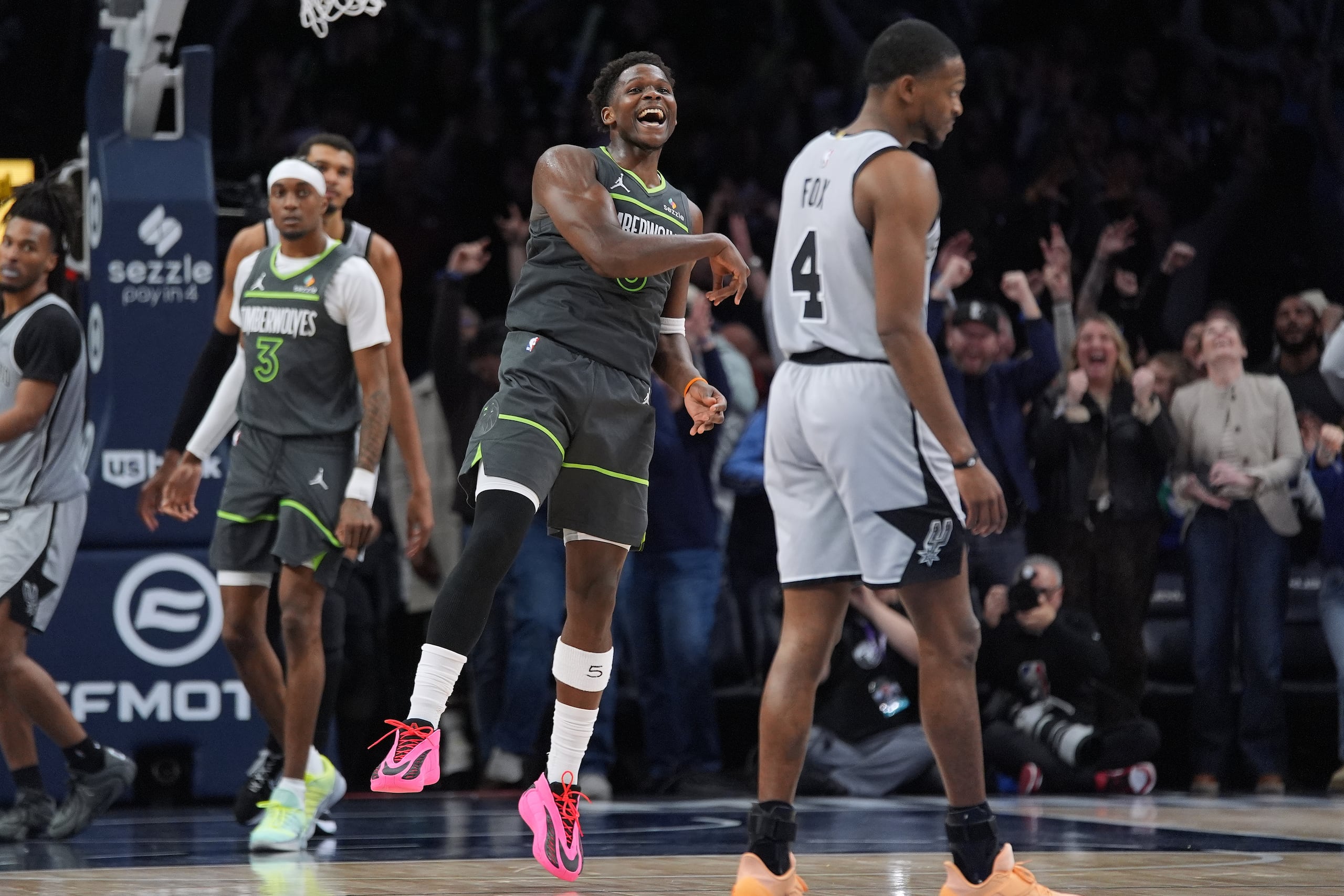 Anthony Edwards (centro), base de los Timberwolves de Minnesota, celebra al finalizar un partido de baloncesto de la NBA contra los Spurs de San Antonio, el domingo 11 de enero de 2026, en Minneapolis. (AP Photo/Abbie Parr)