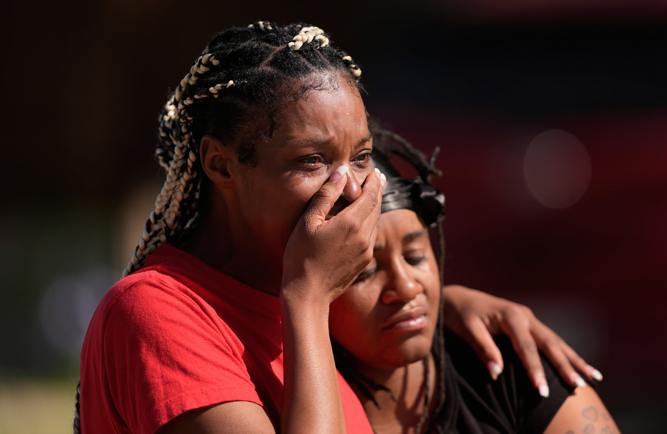 Varias personas se consuelan mutuamente tras el tiroteo masivo ocurrido el domingo 19 de abril de 2026 en Shreveport, Luisiana. (Foto AP/Gerald Herbert)
