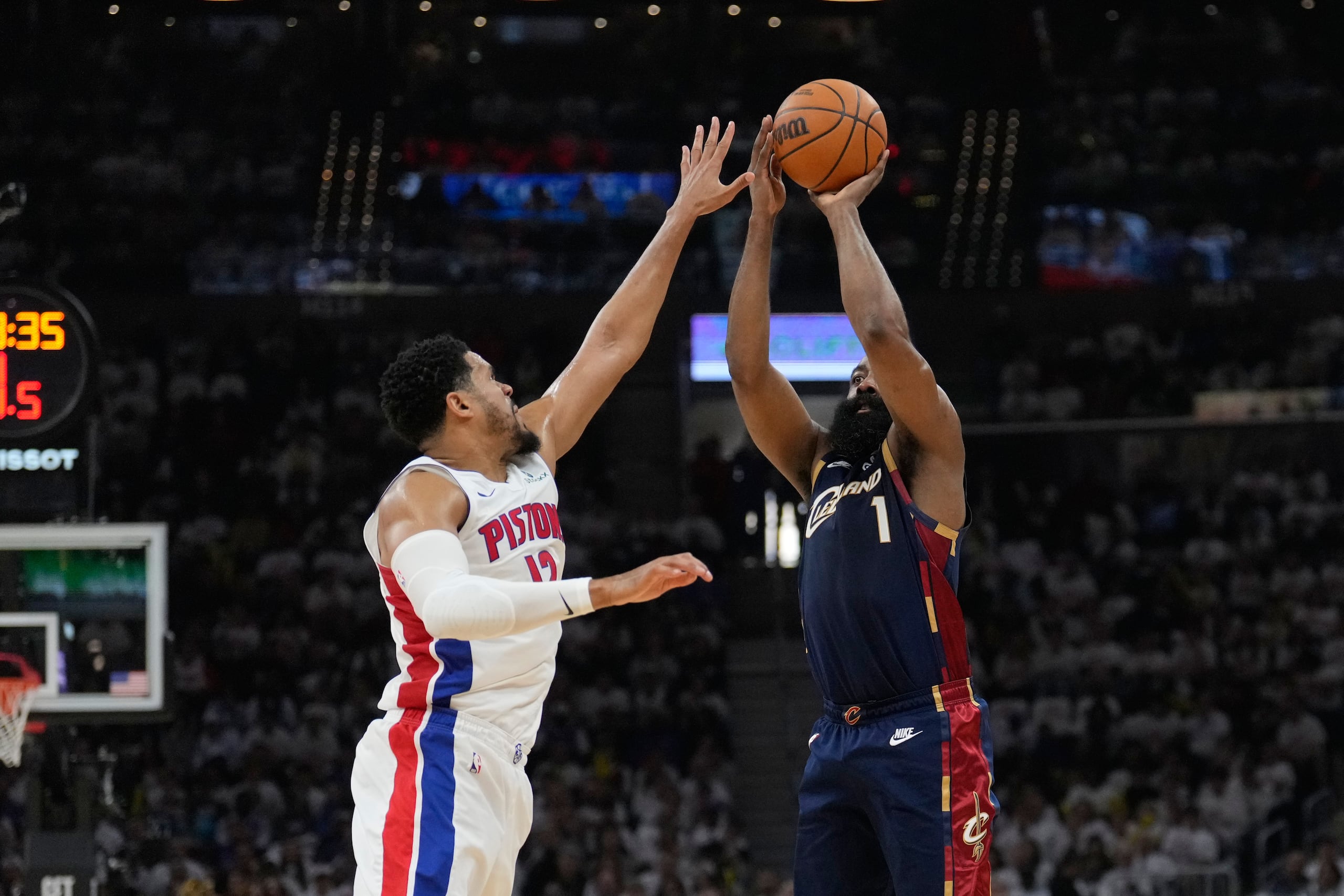 James Harden lanza al canasto ante la defensa de Tobias Harris en el tercer juego de la semifinal de la Conferencia del Este entre los Cavaliers de Cleveland y los Pistons de Detroit.