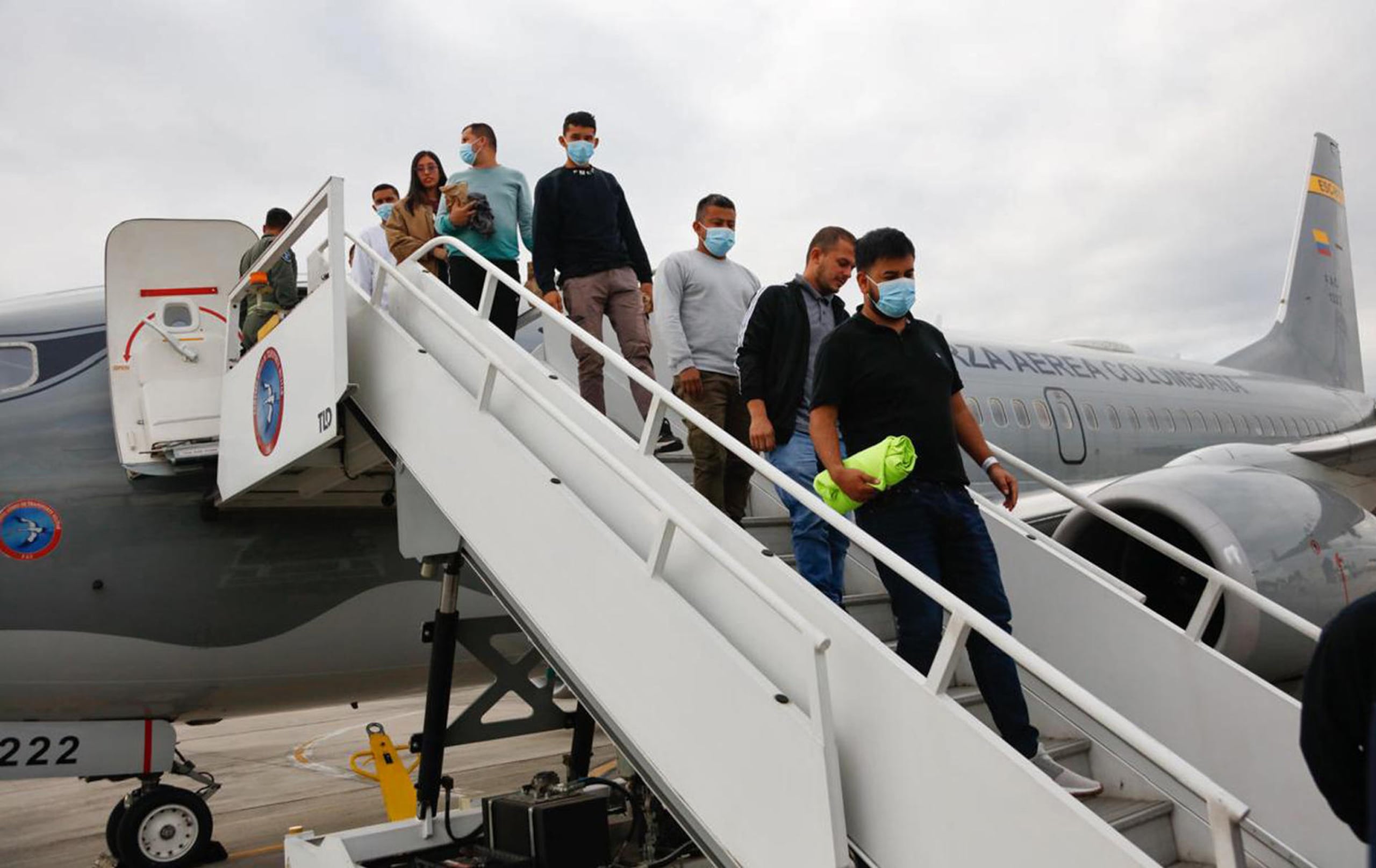 Fotografía cedida por la Presidencia de Colombia de la llegada de ciudadanos deportados de Estados Unidos en un vuelo de Fuerza Aeroespacial Colombiana (FAC) este martes, en Bogotá, Colombia.