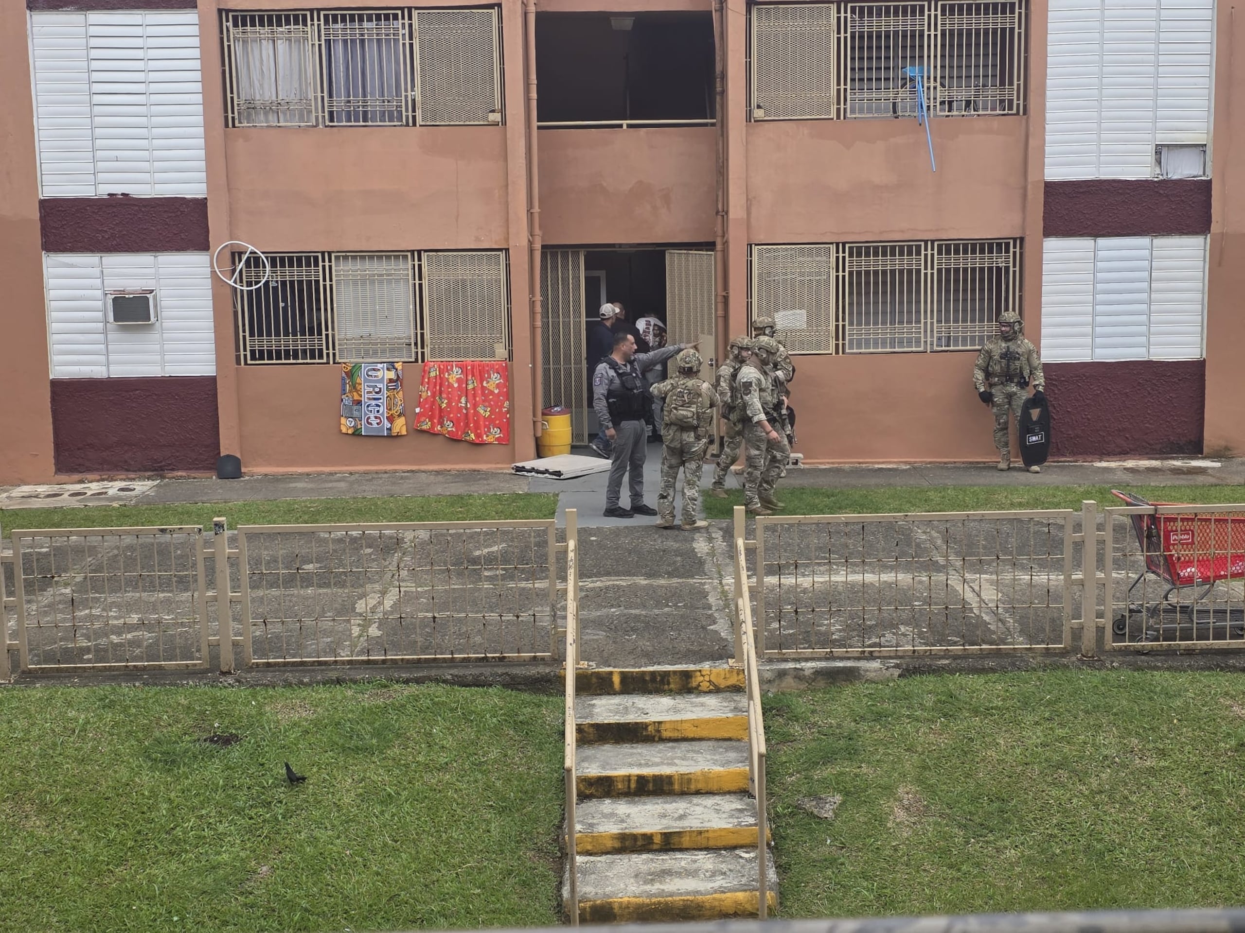 Agentes de la División de Drogas Metropolitana, efectuaron varios arrestos tras diligenciar cuatro órdenes de allanamiento en el residencial Nuestra Señora de Covadonga, en Trujillo Alto.