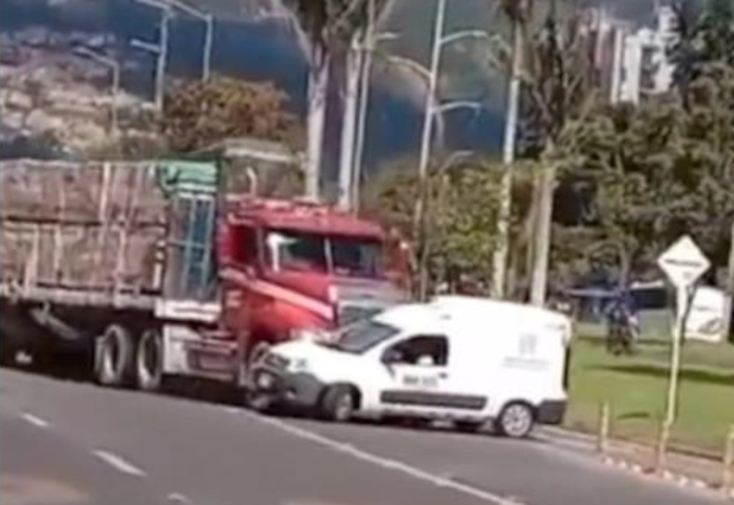 El vehículo fue arrastrado por varios metros por el camión y según testigos, quedó destrozado.