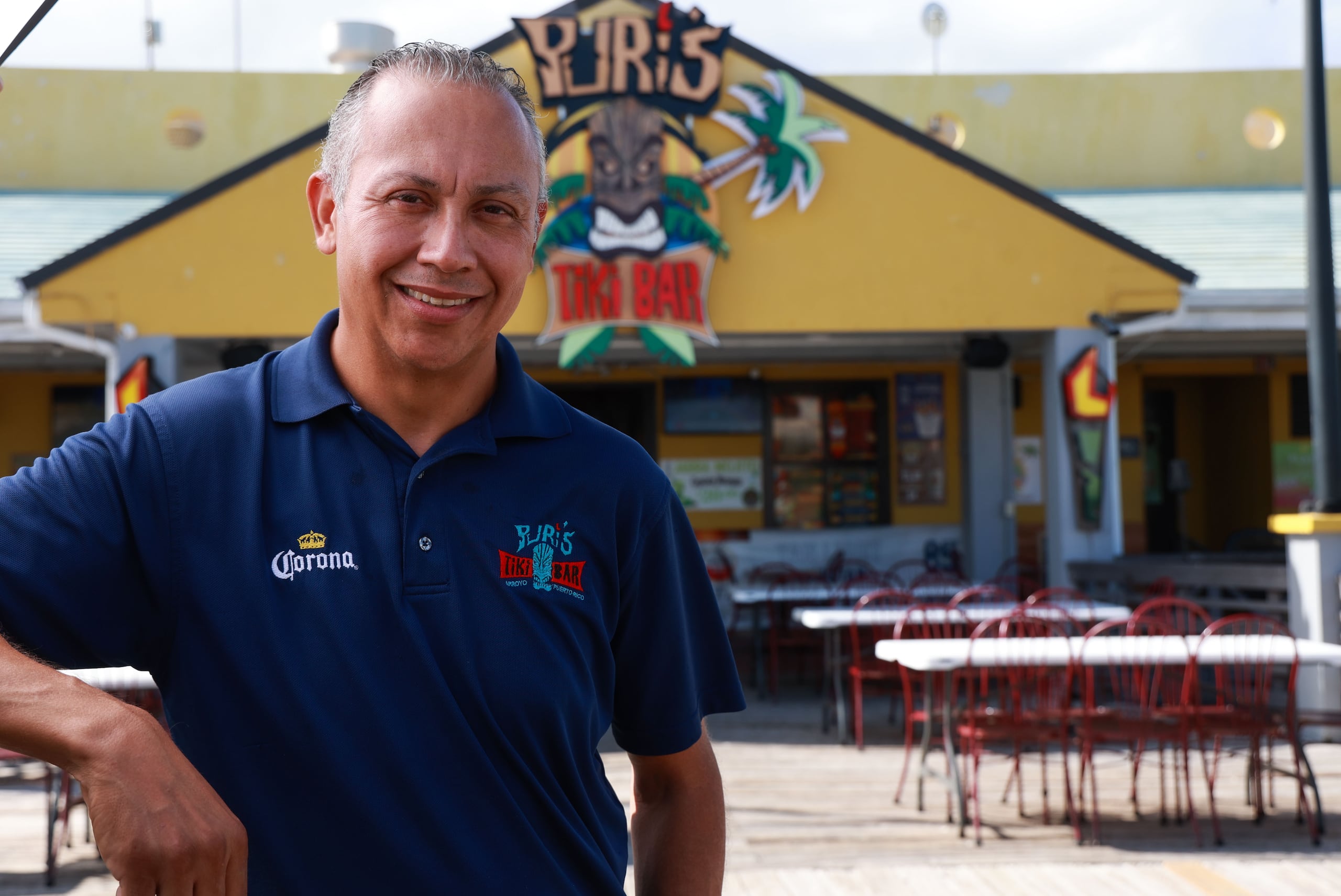 Puri's Tiki Bar está ubicado en el centro vacacional Punta Guilarte, en Arroyo. En la foto, el propietario Ángel “Puri” Alicea.