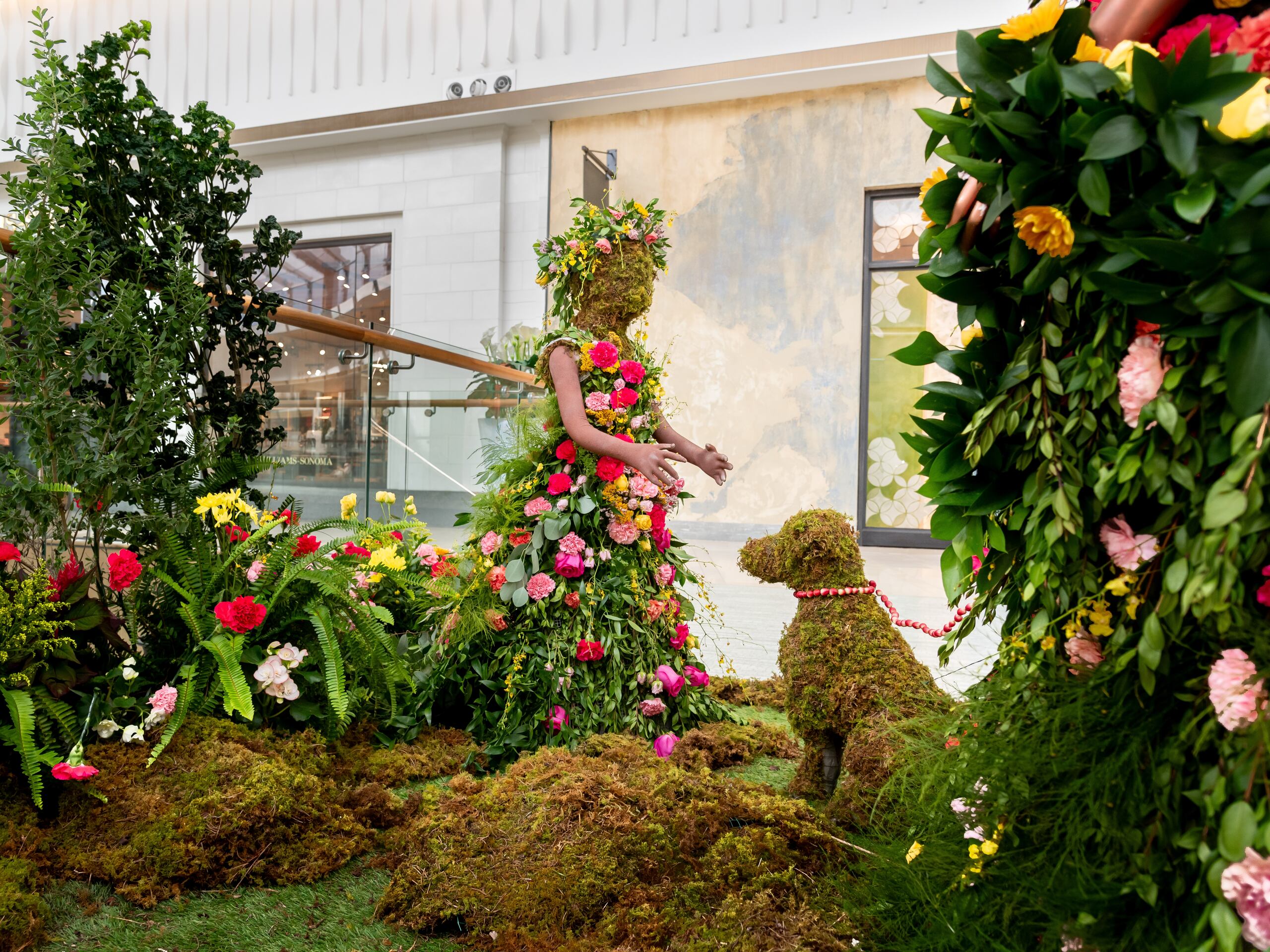 Flower Fest presenta varias instalaciones florales que destacan la primavera y la moda en The Mall of San Juan hasta el domingo, 7 de abril.