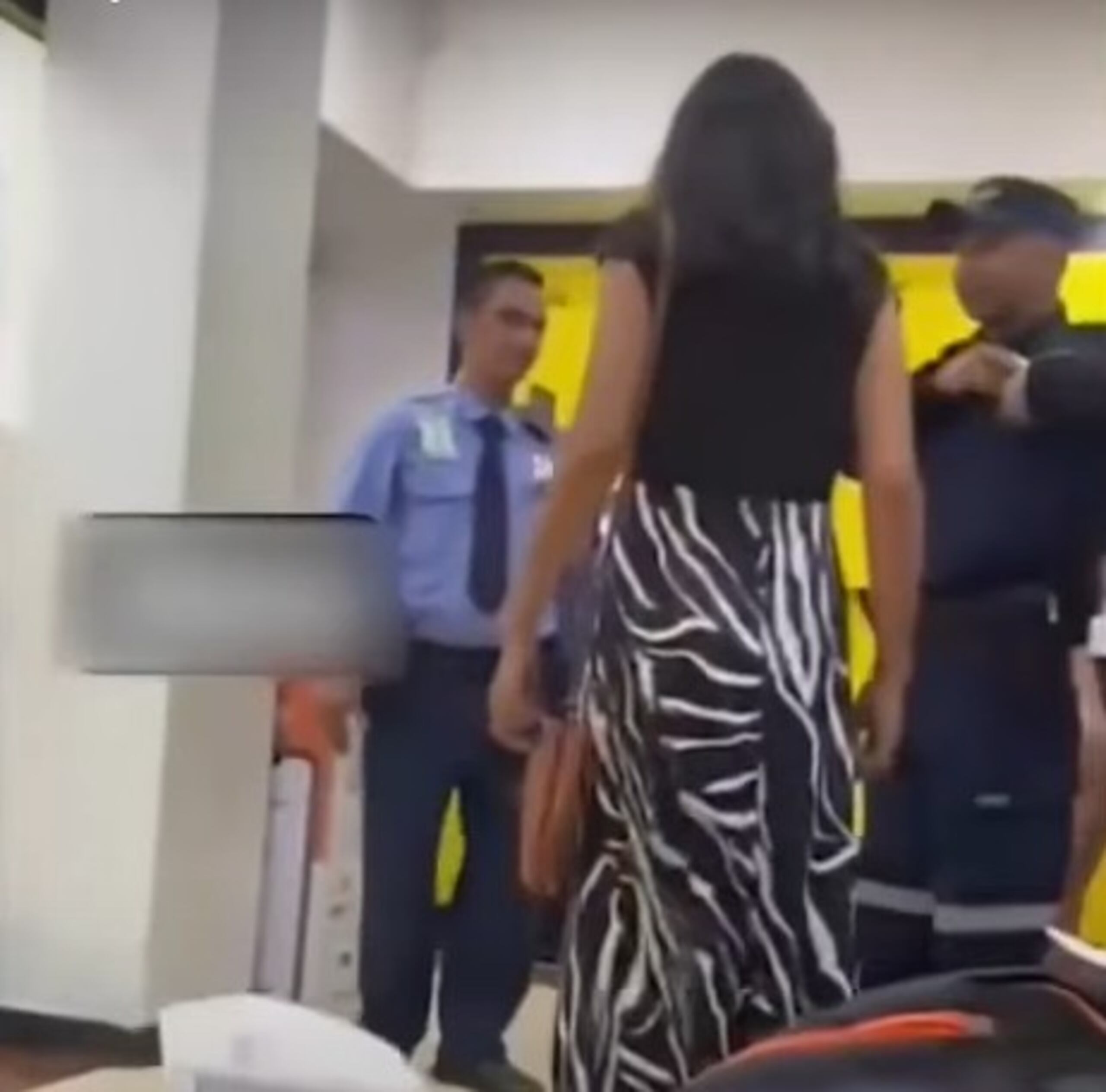 La mujer agredió al guardia de seguridad al tiempo que reclamaba que "aquí se va a hacer lo que el Hijo de Dios quiere”.