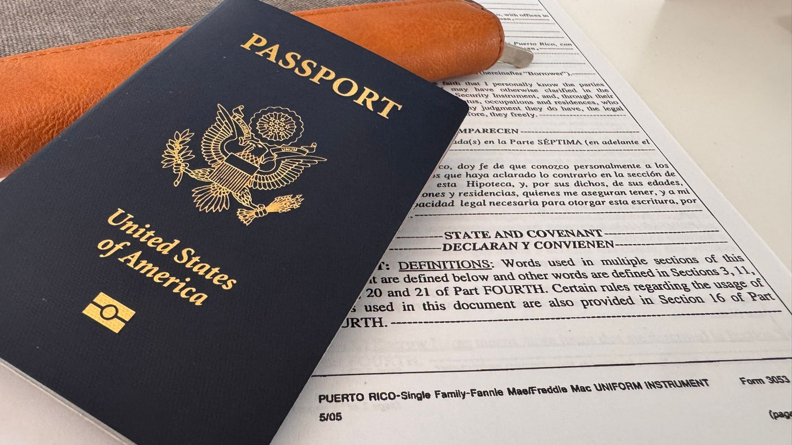 Identificaciones y escrituras son un ejemplo de estos documentos esenciales.